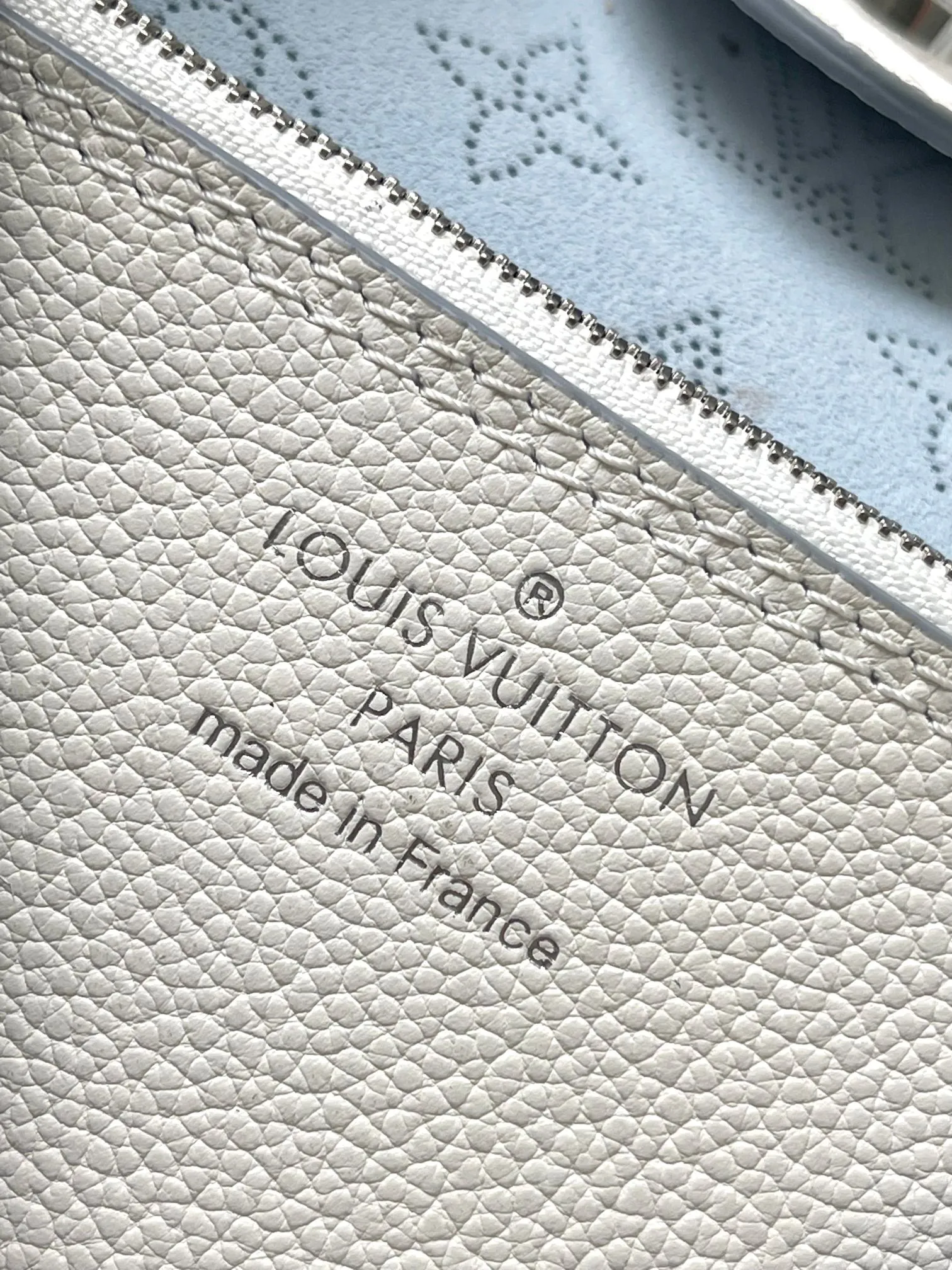 p3500 [Special grade MB chip version original leather] Made of LV Carmel mahina Taurillon calfskin, its fashionable silhouette is very youthful. Full leather punched woven wrist double tag women's shoulder bag, model: M11735 white dynamic chip version Material: A-grade all-steel hardware, imported original fabric Packaging: full set of original duty-free MB packaging Size: 35*40*17CM