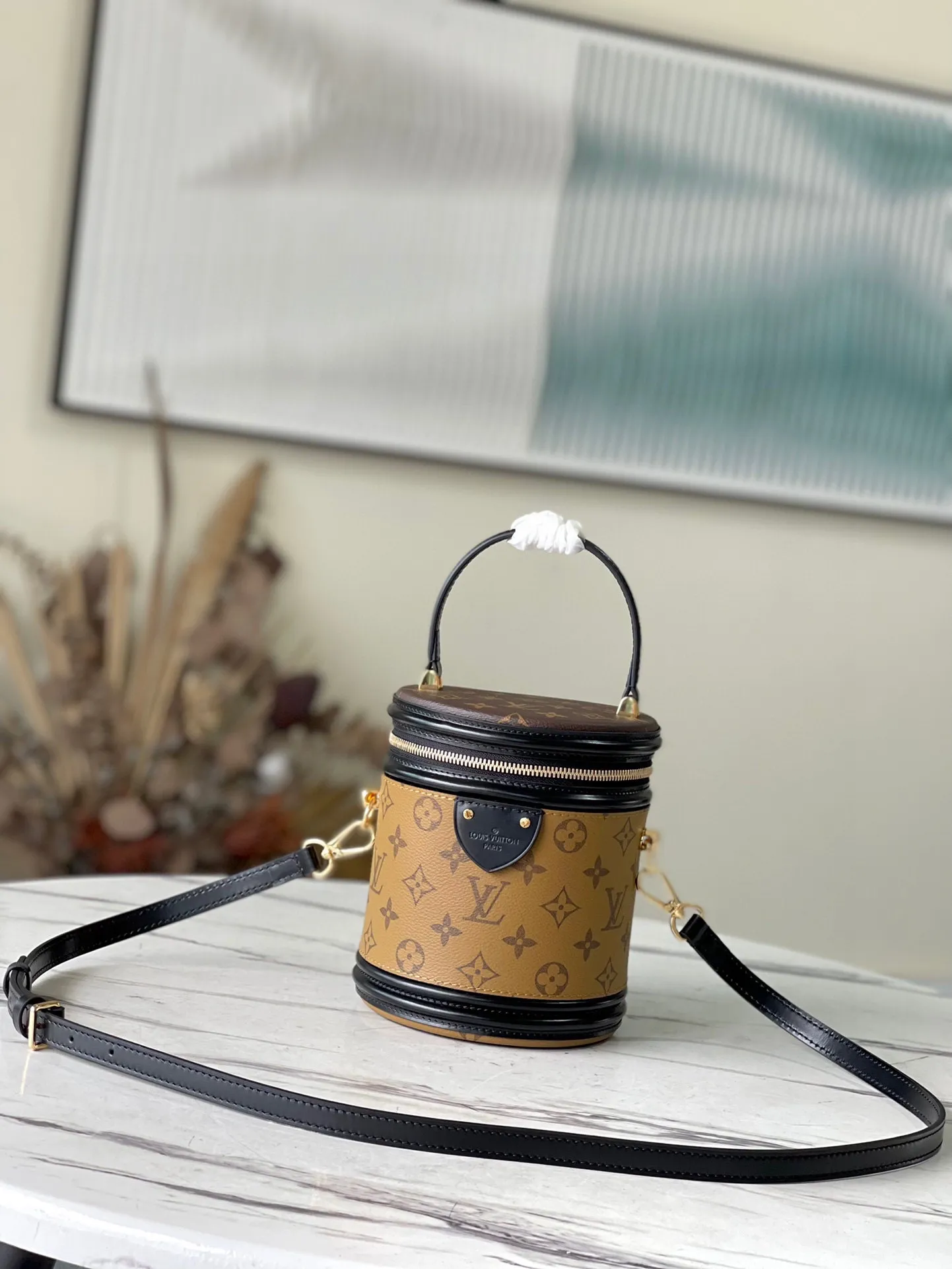 💰860 (Steel Hardware) Top Original M43986 Cosmetic Bucket Bag. As a catwalk style, its appearance is absolutely unquestionable. She debuted in the C position, and her concave shape beats everything! The fashionable cylindrical bag is made of reverse color-blocked presbyopic PVC and black cowhide leather. The color is very high-end. The caramel color that fills the screen has a fashionable retro style, and the upper body is full of beautiful temperament! The extended handle makes it easy to carry it hand-to-hand; there is also a detachable and adjustable shoulder strap, so you can freely convert it to one shoulder or crossbody! As a styling model, the capacity even exceeds that of the daily practical model, fully meeting travel needs, super surprising! Dimensions: 15 x 17 x 15 cm (length x height x width)