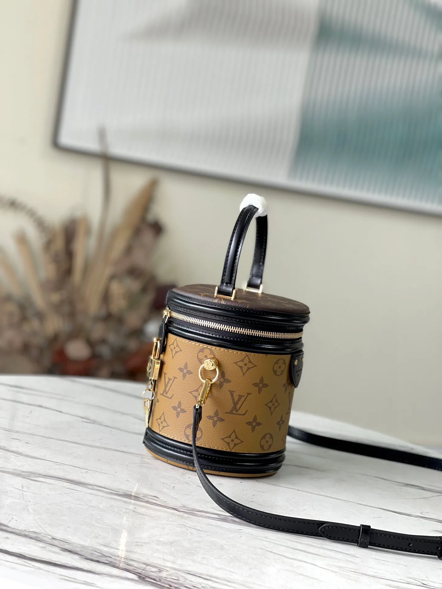 💰860 (Steel Hardware) Top Original M43986 Cosmetic Bucket Bag. As a catwalk style, its appearance is absolutely unquestionable. She debuted in the C position, and her concave shape beats everything! The fashionable cylindrical bag is made of reverse color-blocked presbyopic PVC and black cowhide leather. The color is very high-end. The caramel color that fills the screen has a fashionable retro style, and the upper body is full of beautiful temperament! The extended handle makes it easy to carry it hand-to-hand; there is also a detachable and adjustable shoulder strap, so you can freely convert it to one shoulder or crossbody! As a styling model, the capacity even exceeds that of the daily practical model, fully meeting travel needs, super surprising! Dimensions: 15 x 17 x 15 cm (length x height x width)