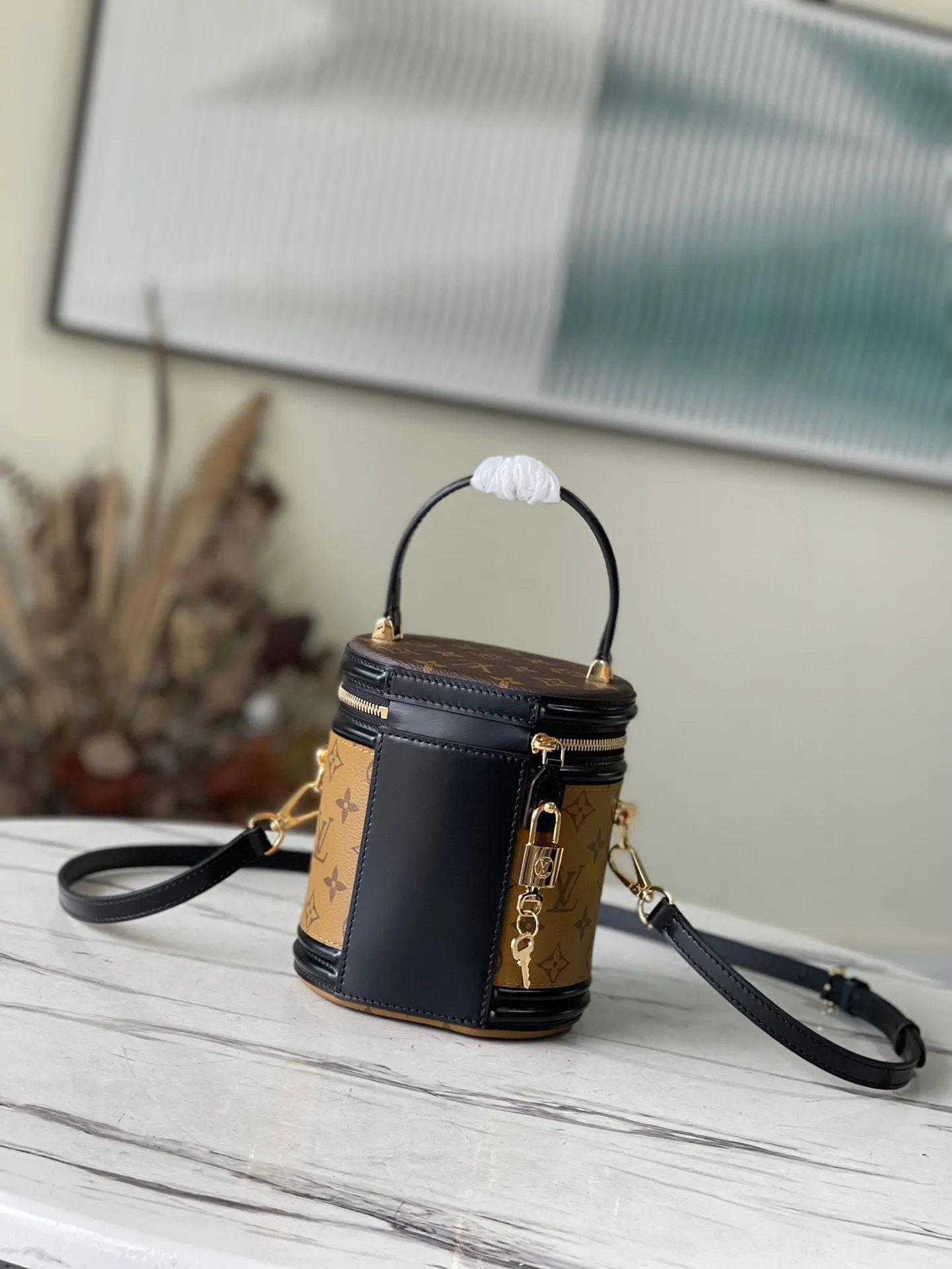 💰860 (Steel Hardware) Top Original M43986 Cosmetic Bucket Bag. As a catwalk style, its appearance is absolutely unquestionable. She debuted in the C position, and her concave shape beats everything! The fashionable cylindrical bag is made of reverse color-blocked presbyopic PVC and black cowhide leather. The color is very high-end. The caramel color that fills the screen has a fashionable retro style, and the upper body is full of beautiful temperament! The extended handle makes it easy to carry it hand-to-hand; there is also a detachable and adjustable shoulder strap, so you can freely convert it to one shoulder or crossbody! As a styling model, the capacity even exceeds that of the daily practical model, fully meeting travel needs, super surprising! Dimensions: 15 x 17 x 15 cm (length x height x width)