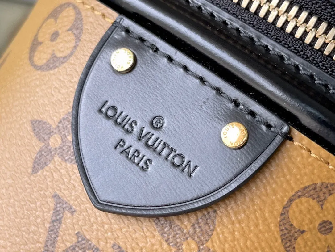 💰860 (Steel Hardware) Top Original M43986 Cosmetic Bucket Bag. As a catwalk style, its appearance is absolutely unquestionable. She debuted in the C position, and her concave shape beats everything! The fashionable cylindrical bag is made of reverse color-blocked presbyopic PVC and black cowhide leather. The color is very high-end. The caramel color that fills the screen has a fashionable retro style, and the upper body is full of beautiful temperament! The extended handle makes it easy to carry it hand-to-hand; there is also a detachable and adjustable shoulder strap, so you can freely convert it to one shoulder or crossbody! As a styling model, the capacity even exceeds that of the daily practical model, fully meeting travel needs, super surprising! Dimensions: 15 x 17 x 15 cm (length x height x width)