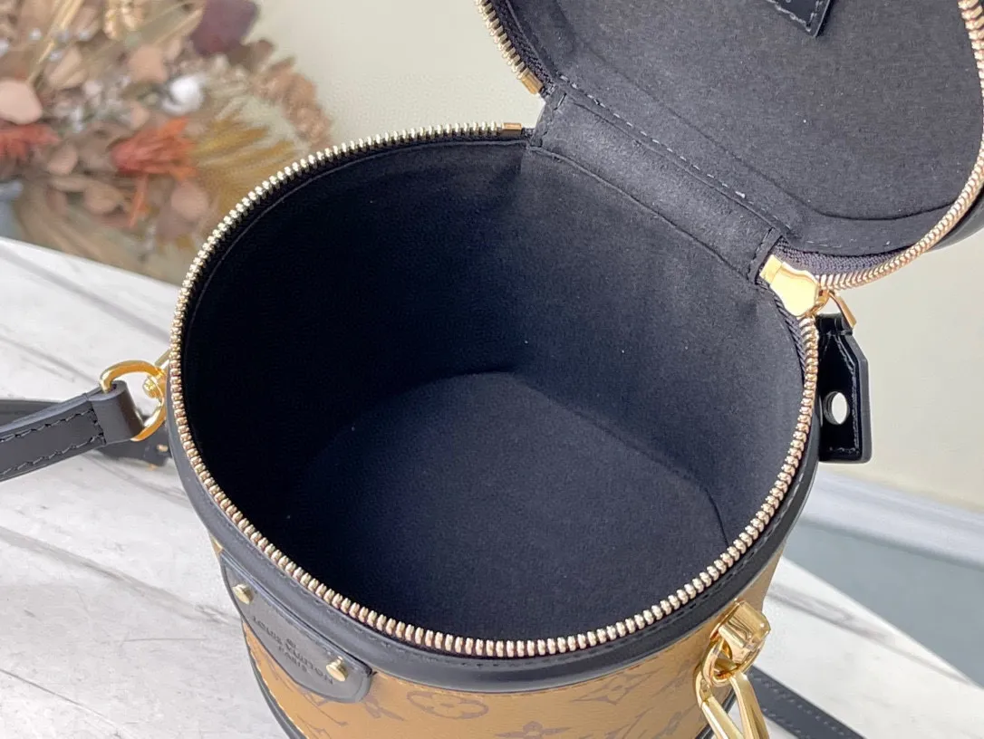 💰860 (Steel Hardware) Top Original M43986 Cosmetic Bucket Bag. As a catwalk style, its appearance is absolutely unquestionable. She debuted in the C position, and her concave shape beats everything! The fashionable cylindrical bag is made of reverse color-blocked presbyopic PVC and black cowhide leather. The color is very high-end. The caramel color that fills the screen has a fashionable retro style, and the upper body is full of beautiful temperament! The extended handle makes it easy to carry it hand-to-hand; there is also a detachable and adjustable shoulder strap, so you can freely convert it to one shoulder or crossbody! As a styling model, the capacity even exceeds that of the daily practical model, fully meeting travel needs, super surprising! Dimensions: 15 x 17 x 15 cm (length x height x width)