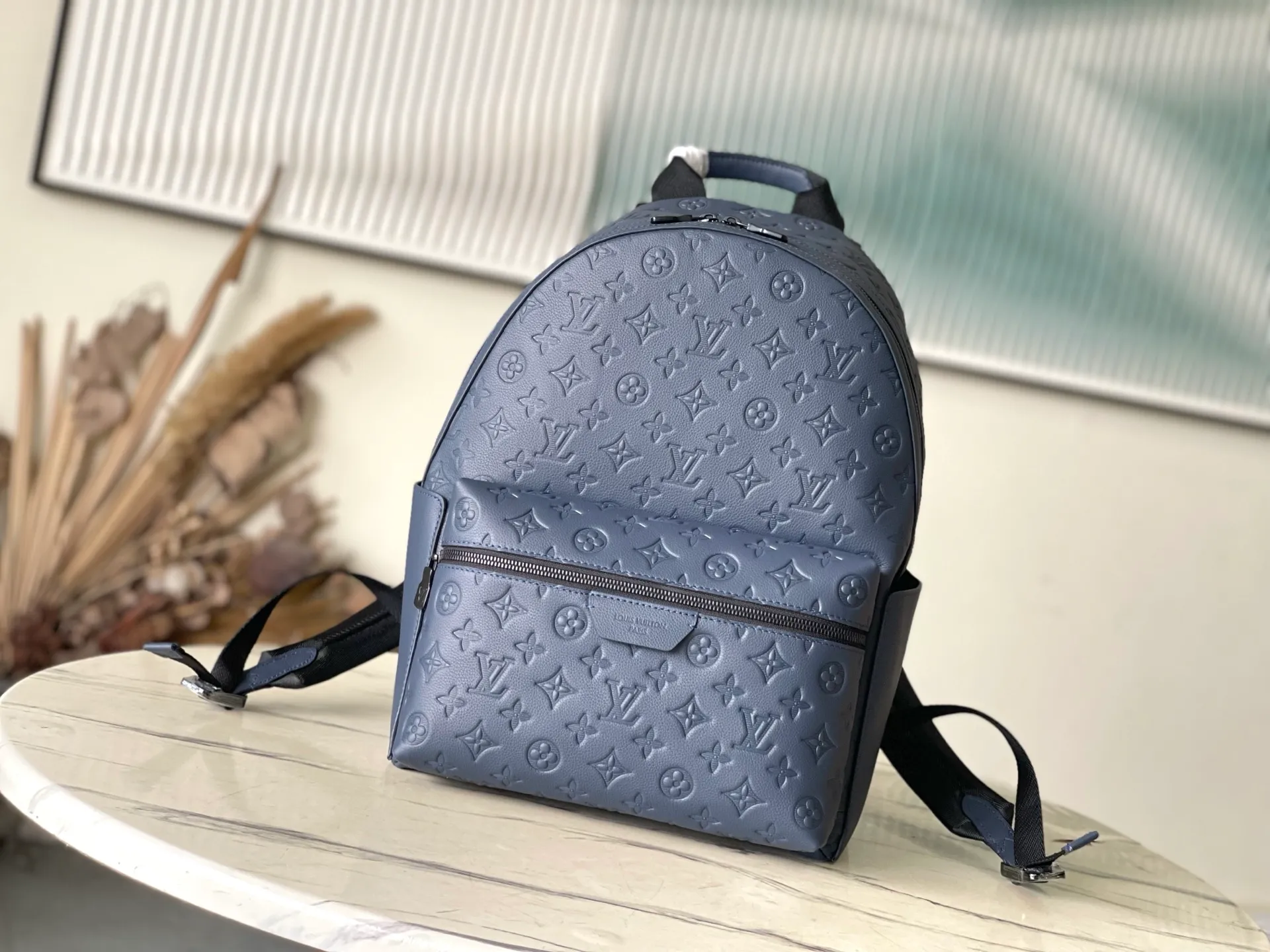💰1140 (top layer leather) top original M14884 full leather This Discovery backpack is made of Monogram embossed cow leather to create a soft and close-fitting structure, supplemented by the calm atmosphere of metal parts. The outer bag makes it easy to access and store accompanying items, while the inner bag allows for orderly storage. Dimensions: 29 x 38 x 20 cm