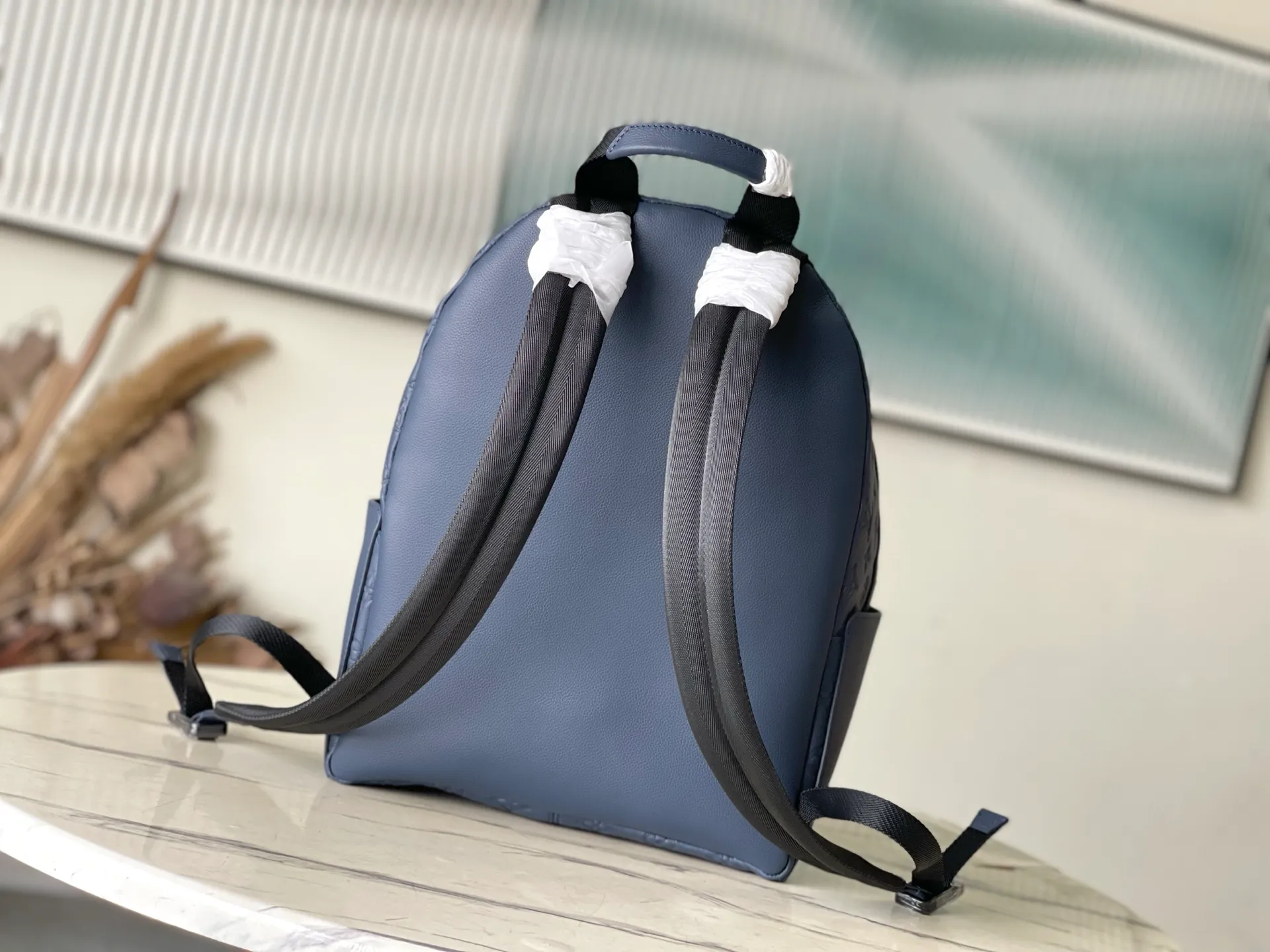 💰1140 (top layer leather) top original M14884 full leather This Discovery backpack is made of Monogram embossed cow leather to create a soft and close-fitting structure, supplemented by the calm atmosphere of metal parts. The outer bag makes it easy to access and store accompanying items, while the inner bag allows for orderly storage. Dimensions: 29 x 38 x 20 cm