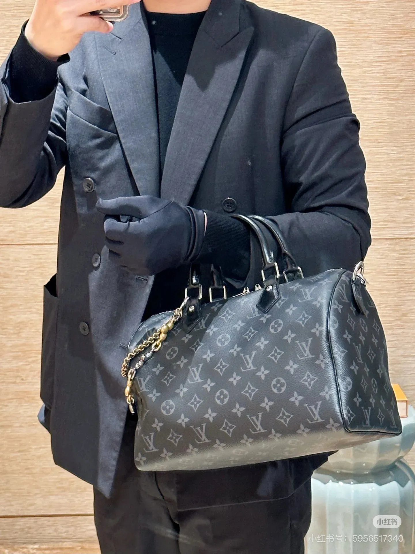 Batch 320💰M15102 black flower M15107 presbyopia M15108 dune white This Speedy Soft 30 handbag comes from the LV Ski series and uses Monogram Eclipse canvas to renew the classic design. Double chains, a pleated leather key fob and a signature padlock add to the luxe details, and it's just the right size to hold a tablet and other everyday essentials.  21 x 17 x 30 cm (H x W x L) Monogram Eclipse pattern Coated canvas Cow leather trim Grained cow leather lining Glossy and shiny hardware Double zipper closure Internal zip pocket Detachable double chain Key case Holds 9" tablet, 6.7" smartphone, headphones, Zippy wallet, keys, sunglasses and lipstick Shoulder strap: removable, non-adjustable Strap half length: 24.0 cm Handle: double handle