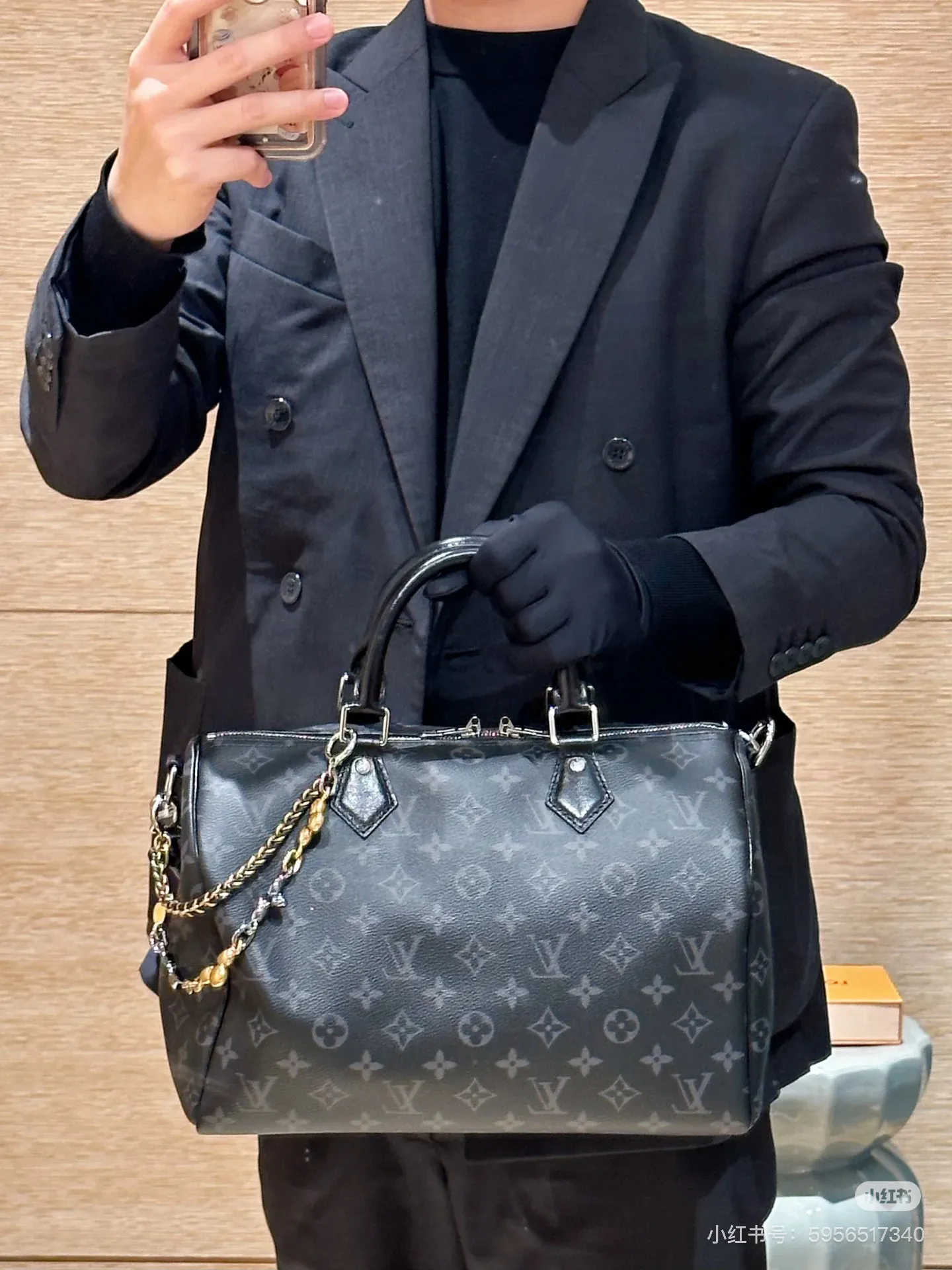Batch 320💰M15102 black flower M15107 presbyopia M15108 dune white This Speedy Soft 30 handbag comes from the LV Ski series and uses Monogram Eclipse canvas to renew the classic design. Double chains, a pleated leather key fob and a signature padlock add to the luxe details, and it's just the right size to hold a tablet and other everyday essentials.  21 x 17 x 30 cm (H x W x L) Monogram Eclipse pattern Coated canvas Cow leather trim Grained cow leather lining Glossy and shiny hardware Double zipper closure Internal zip pocket Detachable double chain Key case Holds 9" tablet, 6.7" smartphone, headphones, Zippy wallet, keys, sunglasses and lipstick Shoulder strap: removable, non-adjustable Strap half length: 24.0 cm Handle: double handle