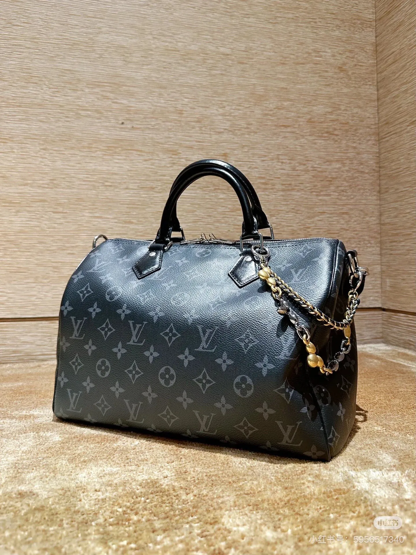 Batch 320💰M15102 black flower M15107 presbyopia M15108 dune white This Speedy Soft 30 handbag comes from the LV Ski series and uses Monogram Eclipse canvas to renew the classic design. Double chains, a pleated leather key fob and a signature padlock add to the luxe details, and it's just the right size to hold a tablet and other everyday essentials.  21 x 17 x 30 cm (H x W x L) Monogram Eclipse pattern Coated canvas Cow leather trim Grained cow leather lining Glossy and shiny hardware Double zipper closure Internal zip pocket Detachable double chain Key case Holds 9" tablet, 6.7" smartphone, headphones, Zippy wallet, keys, sunglasses and lipstick Shoulder strap: removable, non-adjustable Strap half length: 24.0 cm Handle: double handle