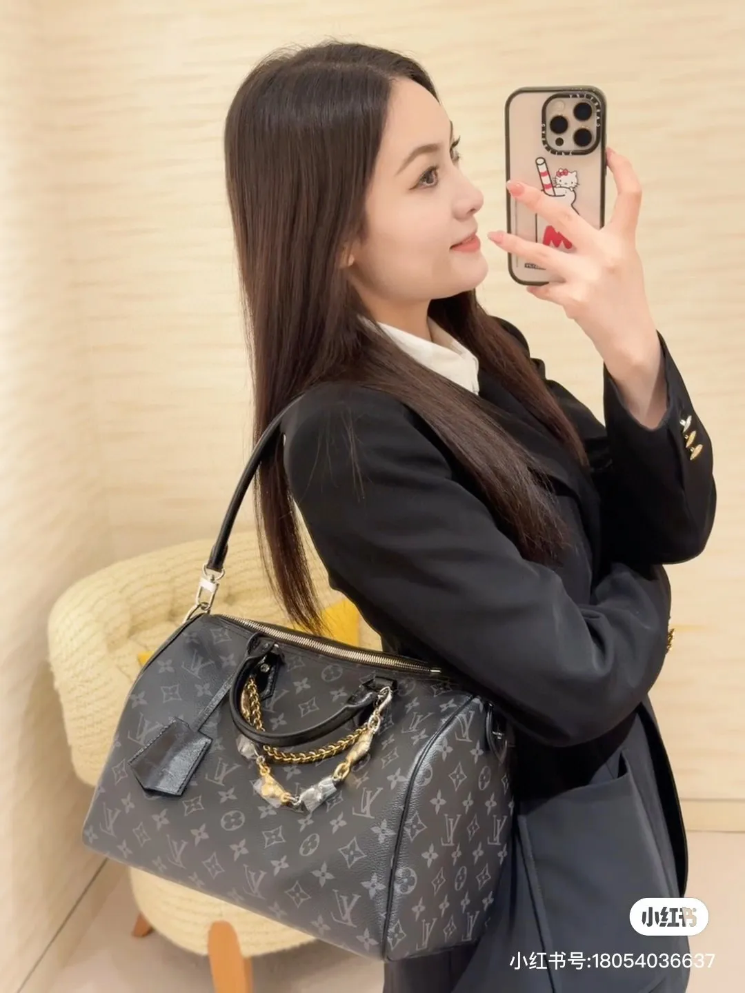 Batch 320💰M15102 black flower M15107 presbyopia M15108 dune white This Speedy Soft 30 handbag comes from the LV Ski series and uses Monogram Eclipse canvas to renew the classic design. Double chains, a pleated leather key fob and a signature padlock add to the luxe details, and it's just the right size to hold a tablet and other everyday essentials.  21 x 17 x 30 cm (H x W x L) Monogram Eclipse pattern Coated canvas Cow leather trim Grained cow leather lining Glossy and shiny hardware Double zipper closure Internal zip pocket Detachable double chain Key case Holds 9" tablet, 6.7" smartphone, headphones, Zippy wallet, keys, sunglasses and lipstick Shoulder strap: removable, non-adjustable Strap half length: 24.0 cm Handle: double handle