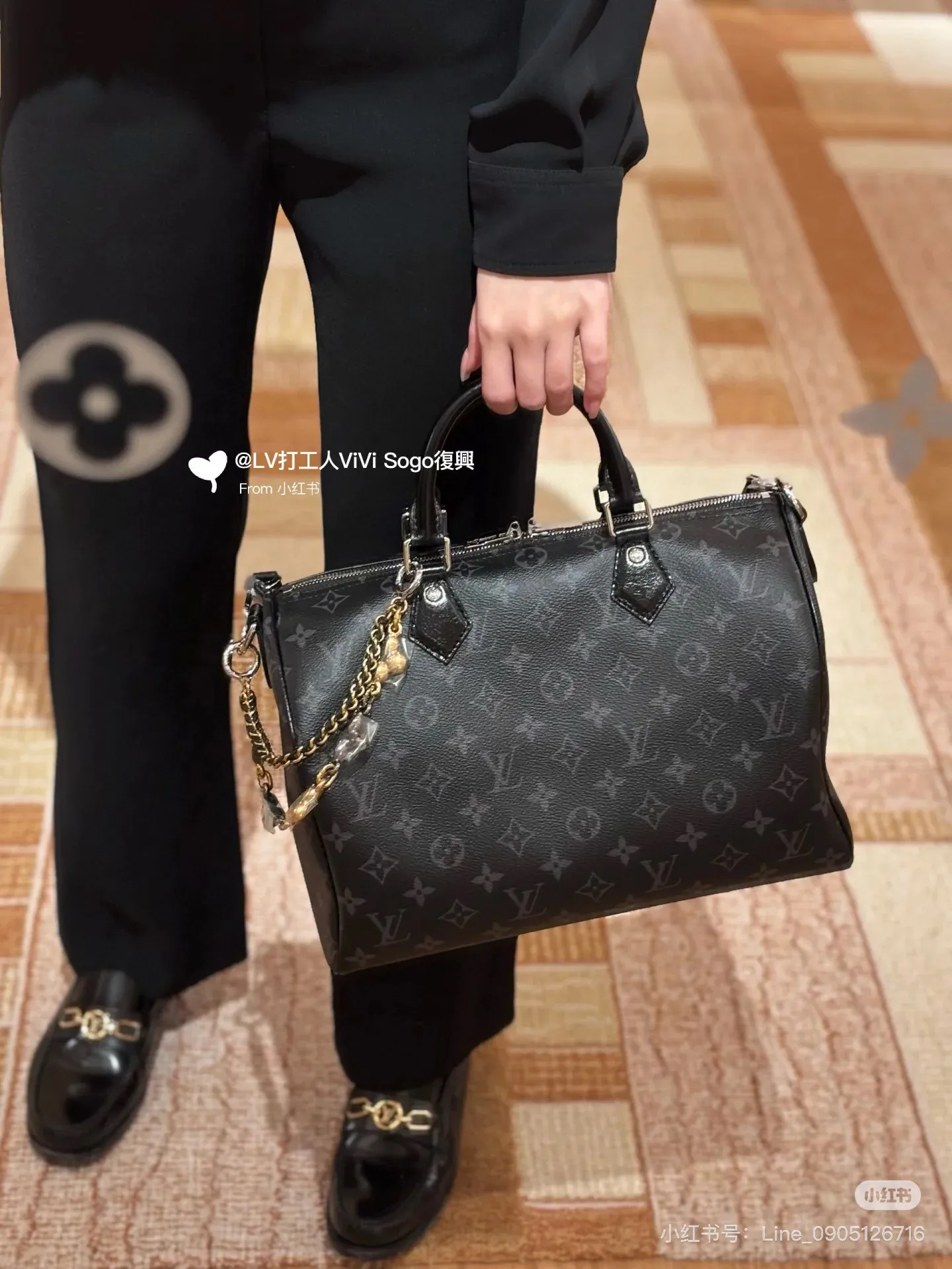 Batch 320💰M15102 black flower M15107 presbyopia M15108 dune white This Speedy Soft 30 handbag comes from the LV Ski series and uses Monogram Eclipse canvas to renew the classic design. Double chains, a pleated leather key fob and a signature padlock add to the luxe details, and it's just the right size to hold a tablet and other everyday essentials.  21 x 17 x 30 cm (H x W x L) Monogram Eclipse pattern Coated canvas Cow leather trim Grained cow leather lining Glossy and shiny hardware Double zipper closure Internal zip pocket Detachable double chain Key case Holds 9" tablet, 6.7" smartphone, headphones, Zippy wallet, keys, sunglasses and lipstick Shoulder strap: removable, non-adjustable Strap half length: 24.0 cm Handle: double handle