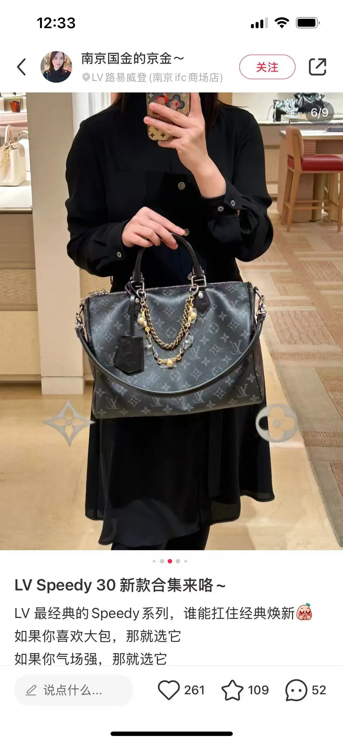 Batch 320💰M15102 black flower M15107 presbyopia M15108 dune white This Speedy Soft 30 handbag comes from the LV Ski series and uses Monogram Eclipse canvas to renew the classic design. Double chains, a pleated leather key fob and a signature padlock add to the luxe details, and it's just the right size to hold a tablet and other everyday essentials.  21 x 17 x 30 cm (H x W x L) Monogram Eclipse pattern Coated canvas Cow leather trim Grained cow leather lining Glossy and shiny hardware Double zipper closure Internal zip pocket Detachable double chain Key case Holds 9" tablet, 6.7" smartphone, headphones, Zippy wallet, keys, sunglasses and lipstick Shoulder strap: removable, non-adjustable Strap half length: 24.0 cm Handle: double handle