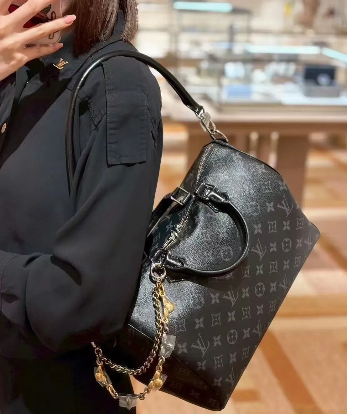 Batch 320💰M15102 black flower M15107 presbyopia M15108 dune white This Speedy Soft 30 handbag comes from the LV Ski series and uses Monogram Eclipse canvas to renew the classic design. Double chains, a pleated leather key fob and a signature padlock add to the luxe details, and it's just the right size to hold a tablet and other everyday essentials.  21 x 17 x 30 cm (H x W x L) Monogram Eclipse pattern Coated canvas Cow leather trim Grained cow leather lining Glossy and shiny hardware Double zipper closure Internal zip pocket Detachable double chain Key case Holds 9" tablet, 6.7" smartphone, headphones, Zippy wallet, keys, sunglasses and lipstick Shoulder strap: removable, non-adjustable Strap half length: 24.0 cm Handle: double handle