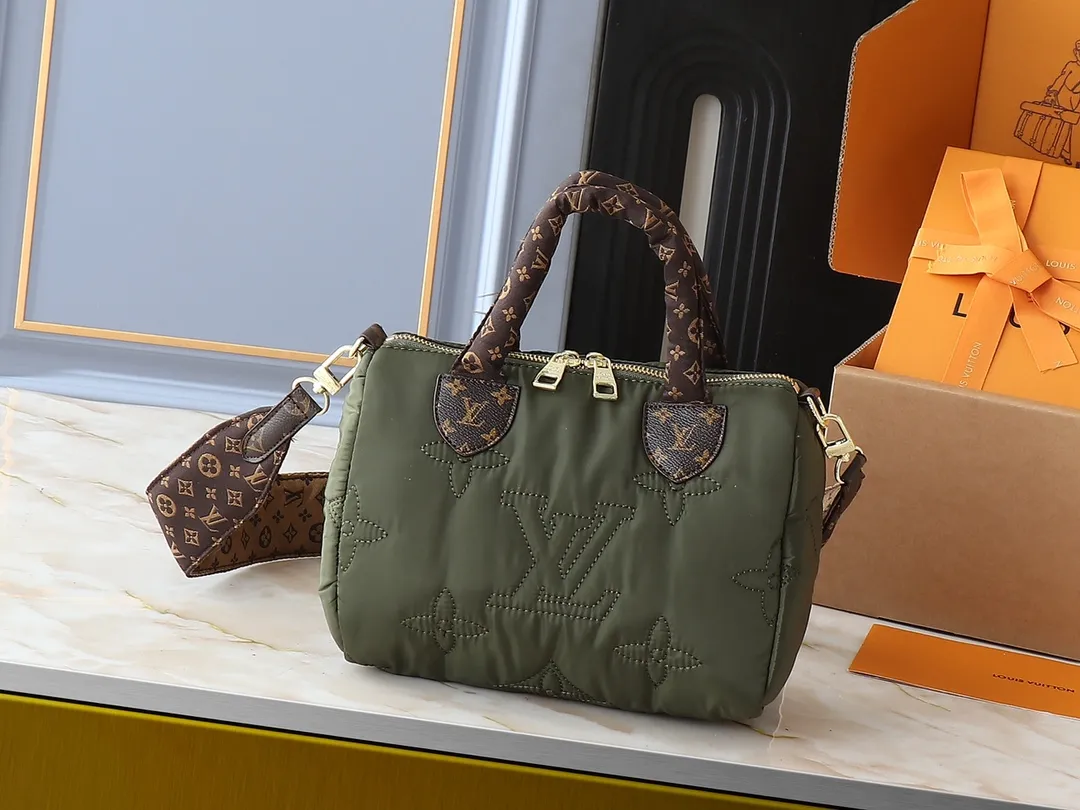 💰240💰Upgraded from the original M21061 M20937 M59008 This LV Pillow Speedy Bandoulière 25 handbag injects a cool attitude into the brand’s classic configuration. Recycled padded nylon has a matte sheen, with Monogram embroidery and Mini Monogram canvas trim. The top handle and shoulder strap are both padded, making it softer, warmer and more comfortable to carry. Dimensions: 25.0 x 19.0 x 15.0 cm (length x height x width)
