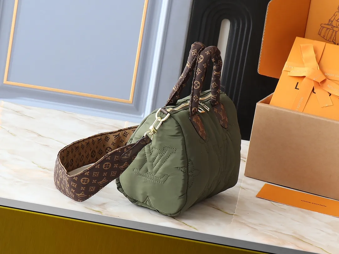 💰240💰Upgraded from the original M21061 M20937 M59008 This LV Pillow Speedy Bandoulière 25 handbag injects a cool attitude into the brand’s classic configuration. Recycled padded nylon has a matte sheen, with Monogram embroidery and Mini Monogram canvas trim. The top handle and shoulder strap are both padded, making it softer, warmer and more comfortable to carry. Dimensions: 25.0 x 19.0 x 15.0 cm (length x height x width)