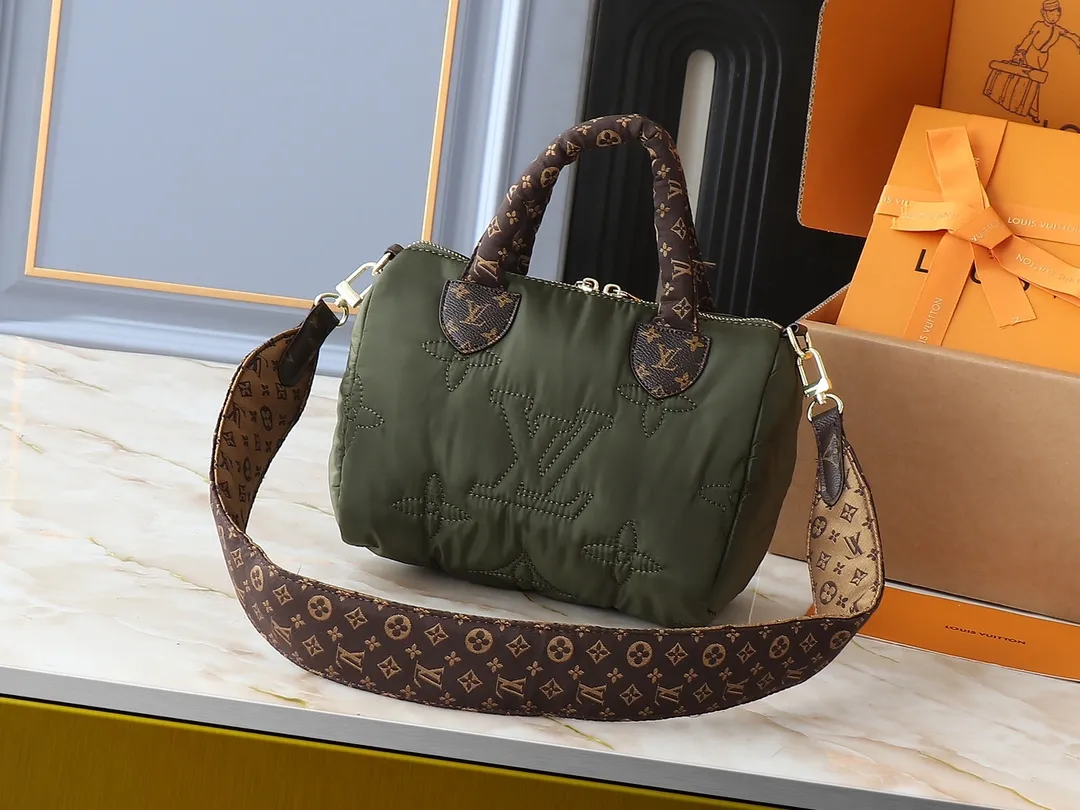 💰240💰Upgraded from the original M21061 M20937 M59008 This LV Pillow Speedy Bandoulière 25 handbag injects a cool attitude into the brand’s classic configuration. Recycled padded nylon has a matte sheen, with Monogram embroidery and Mini Monogram canvas trim. The top handle and shoulder strap are both padded, making it softer, warmer and more comfortable to carry. Dimensions: 25.0 x 19.0 x 15.0 cm (length x height x width)