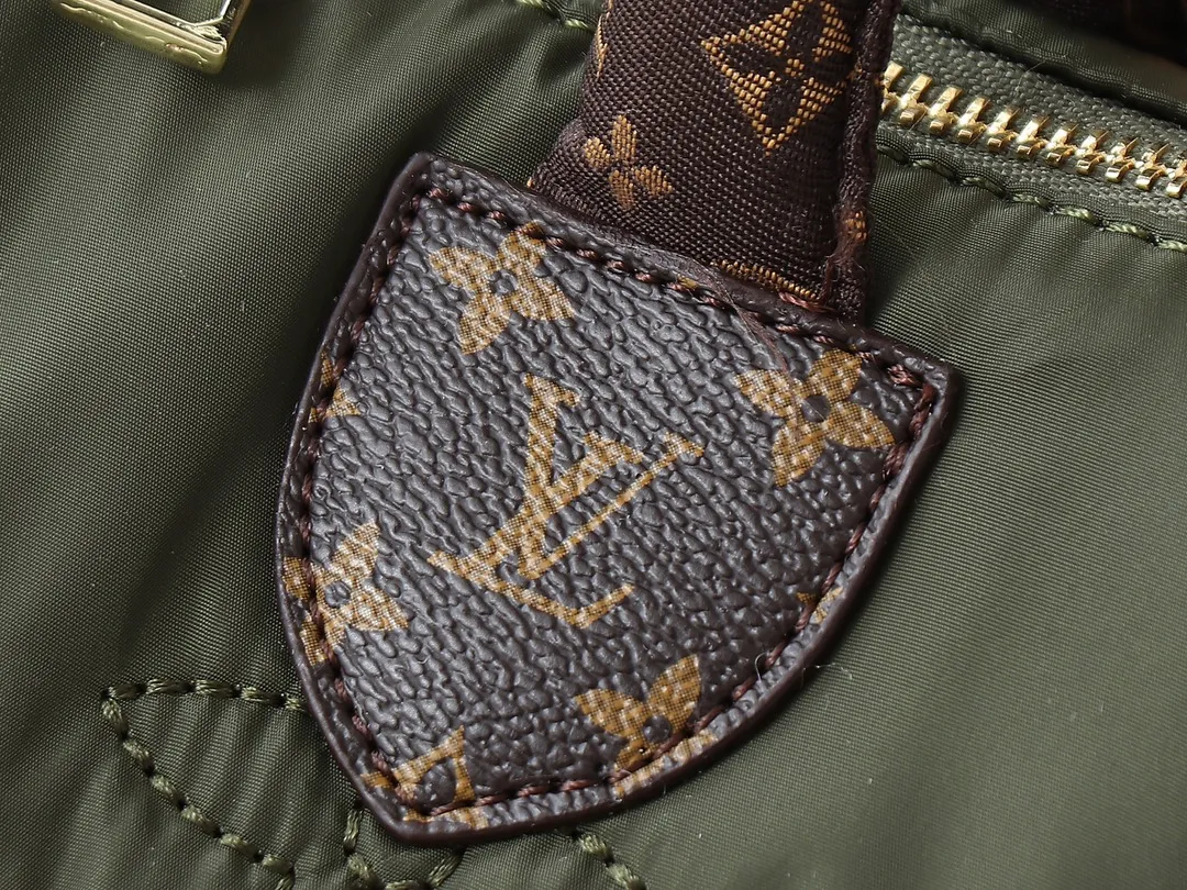 💰240💰Upgraded from the original M21061 M20937 M59008 This LV Pillow Speedy Bandoulière 25 handbag injects a cool attitude into the brand’s classic configuration. Recycled padded nylon has a matte sheen, with Monogram embroidery and Mini Monogram canvas trim. The top handle and shoulder strap are both padded, making it softer, warmer and more comfortable to carry. Dimensions: 25.0 x 19.0 x 15.0 cm (length x height x width)