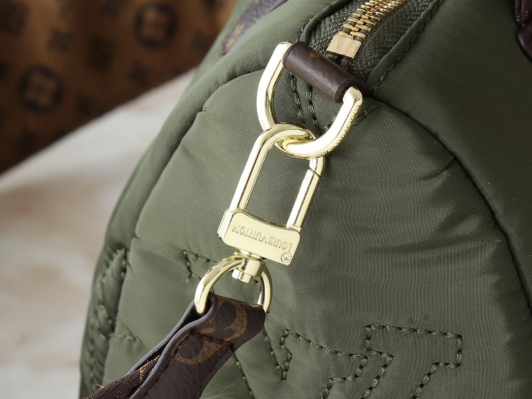 💰240💰Upgraded from the original M21061 M20937 M59008 This LV Pillow Speedy Bandoulière 25 handbag injects a cool attitude into the brand’s classic configuration. Recycled padded nylon has a matte sheen, with Monogram embroidery and Mini Monogram canvas trim. The top handle and shoulder strap are both padded, making it softer, warmer and more comfortable to carry. Dimensions: 25.0 x 19.0 x 15.0 cm (length x height x width)