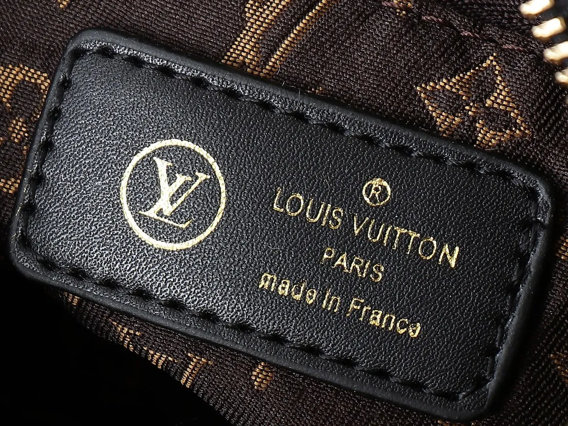 💰240💰Upgraded from the original M21061 M20937 M59008 This LV Pillow Speedy Bandoulière 25 handbag injects a cool attitude into the brand’s classic configuration. Recycled padded nylon has a matte sheen, with Monogram embroidery and Mini Monogram canvas trim. The top handle and shoulder strap are both padded, making it softer, warmer and more comfortable to carry. Dimensions: 25.0 x 19.0 x 15.0 cm (length x height x width)