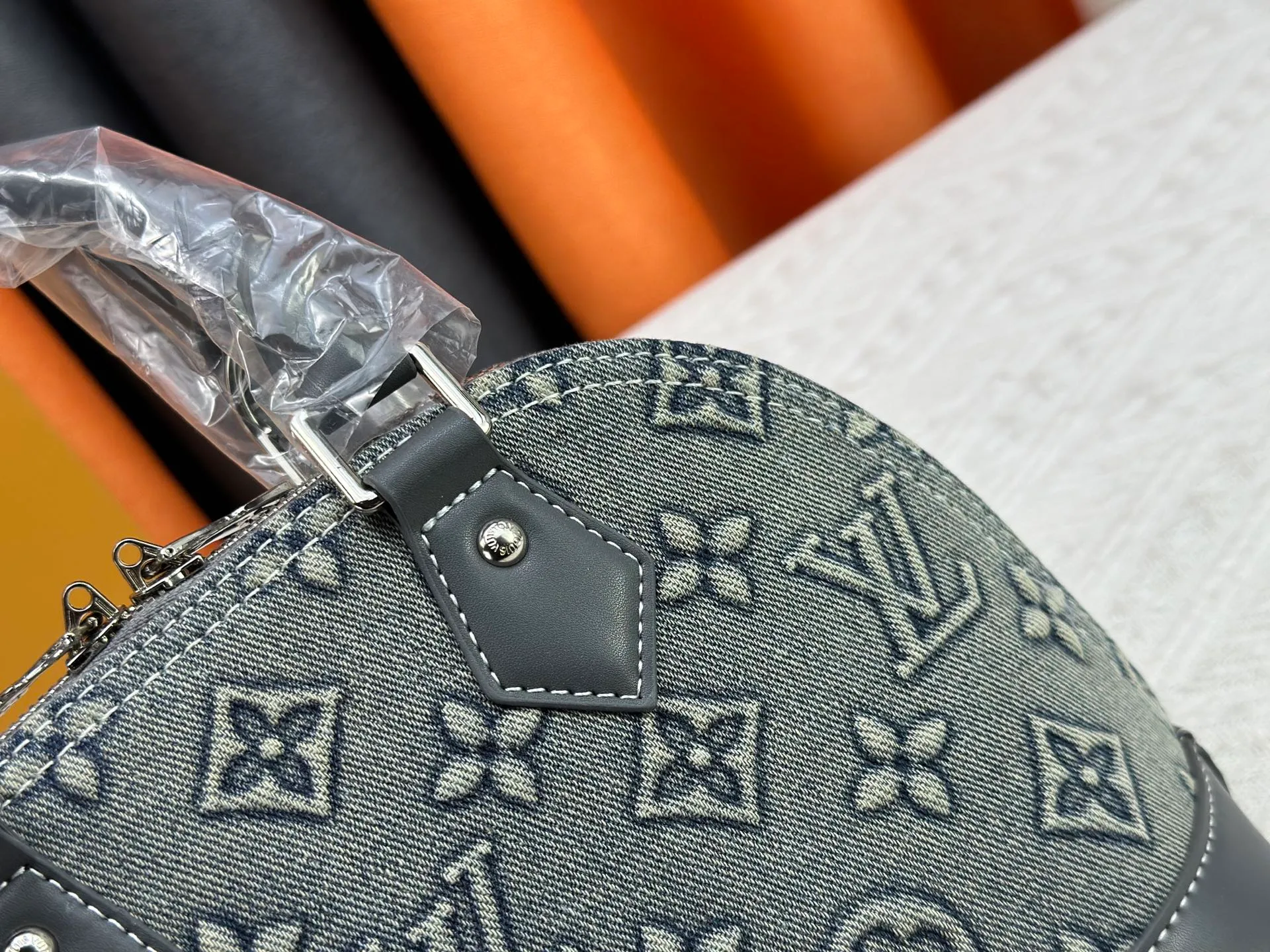 P360 Upgraded version of embossed denim M53152 This charming Alma BB handbag is derived from the classic Louis Vuitton bag designed in 1934. Iconic elements give this Monogram canvas bag a classic elegance: padlock and key charm, Toron handle and refined leather key holder. Features a detachable shoulder strap for cross-body wear. Dimensions: 23.5 x 17.5 x 11.5 cm (length x height x width)