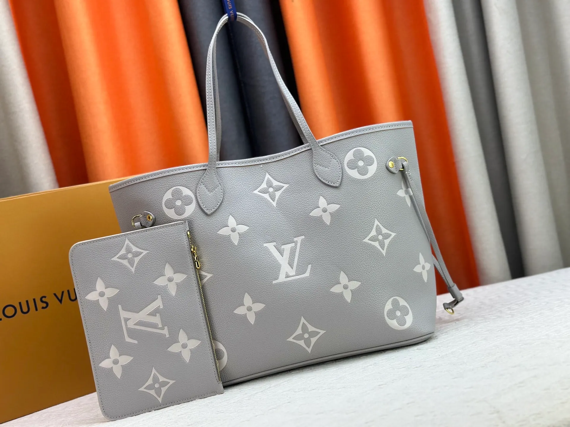 P220 upgraded original M13758 M14210 M45686 M46649 M58907 M46329 M21579 M45685 M46676 M40995 This Neverfull medium handbag uses embossing and printing processes to depict the Monogram pattern on the cow leather. Tighten the side straps and the tote instantly transforms into an elegant urban handbag; the long handle makes it easy to carry over the shoulder or elbow. 31.0 x 28.0 x 14.0 cm (length x height x width)