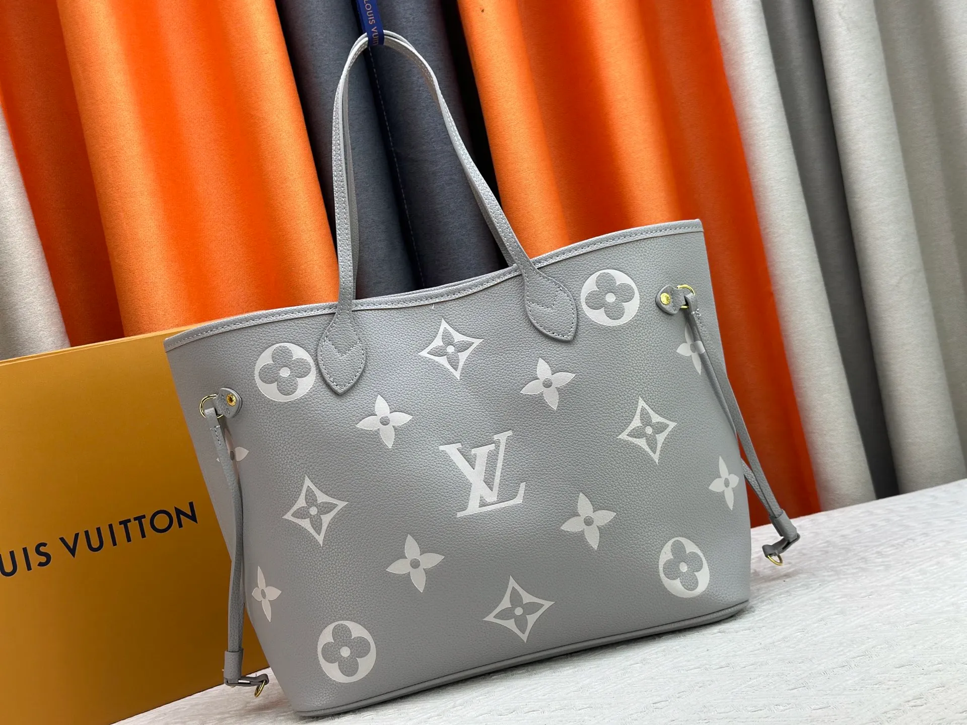 P220 upgraded original M13758 M14210 M45686 M46649 M58907 M46329 M21579 M45685 M46676 M40995 This Neverfull medium handbag uses embossing and printing processes to depict the Monogram pattern on the cow leather. Tighten the side straps and the tote instantly transforms into an elegant urban handbag; the long handle makes it easy to carry over the shoulder or elbow. 31.0 x 28.0 x 14.0 cm (length x height x width)