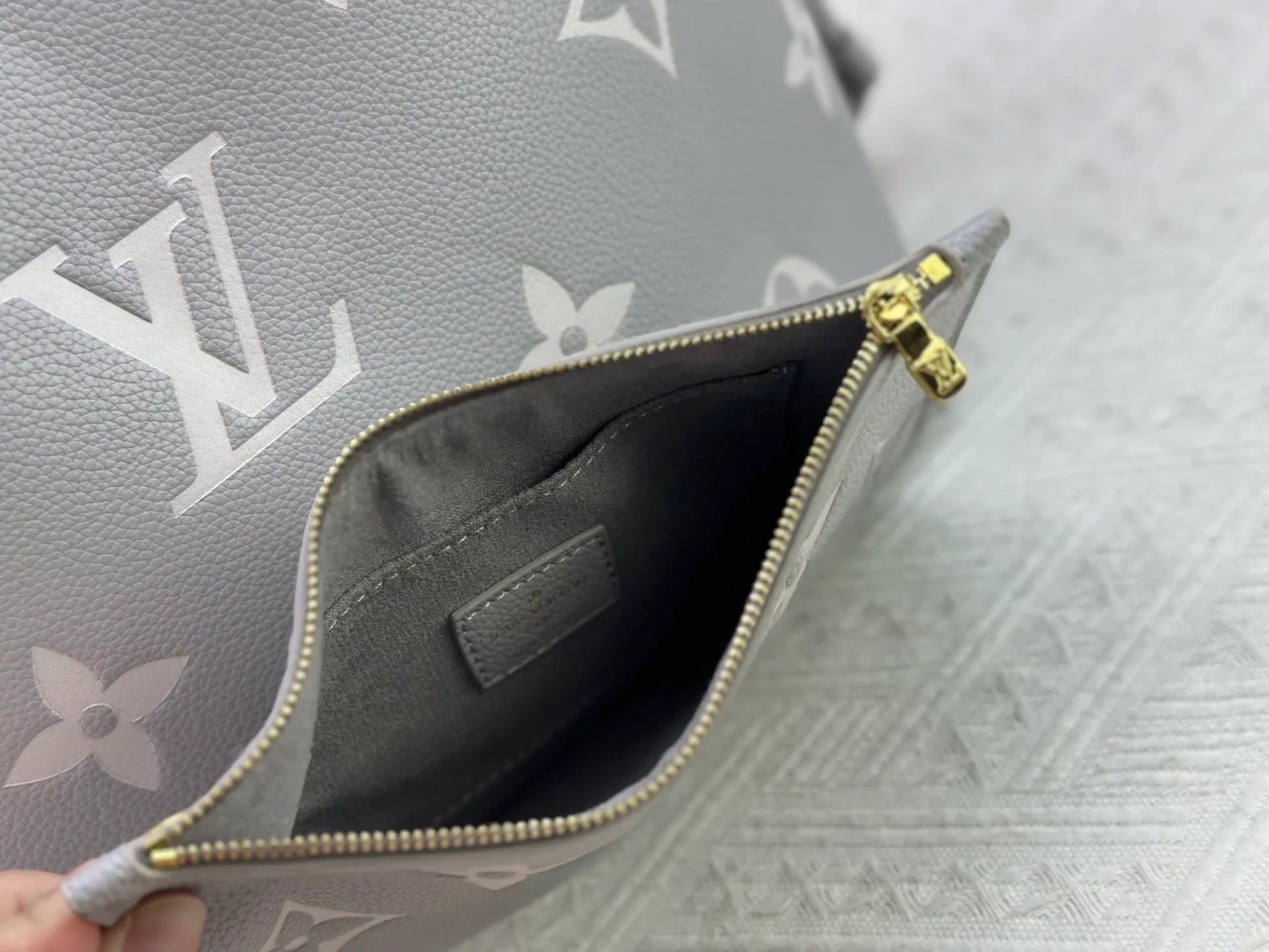 P220 upgraded original M13758 M14210 M45686 M46649 M58907 M46329 M21579 M45685 M46676 M40995 This Neverfull medium handbag uses embossing and printing processes to depict the Monogram pattern on the cow leather. Tighten the side straps and the tote instantly transforms into an elegant urban handbag; the long handle makes it easy to carry over the shoulder or elbow. 31.0 x 28.0 x 14.0 cm (length x height x width)
