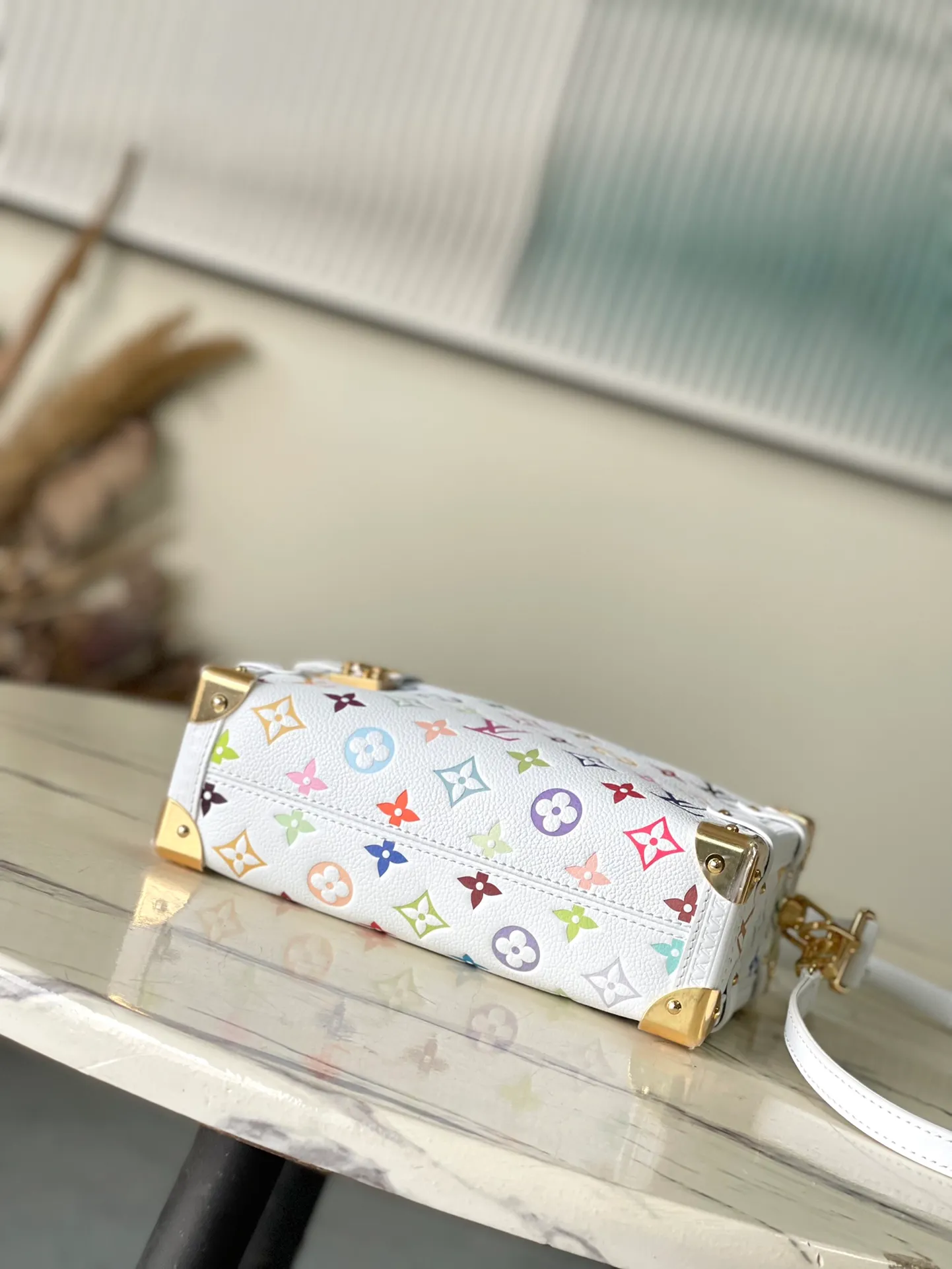 💰1300 (top-grain leather) Top original order M14046 This medium-sized Side Trunk handbag uses a humorous Monogram pattern to express the smart style of the x Murakami Takashi reissue series. It is made of soft cow leather with reinforced metal corners and the iconic S-lock lock, which can easily accommodate daily needs. The square shape is a nod to the brand's classic luggage, and the removable studded handle and shoulder strap allow for flexible carrying. Dimensions: 23.5 × 16 × 8.5 cm