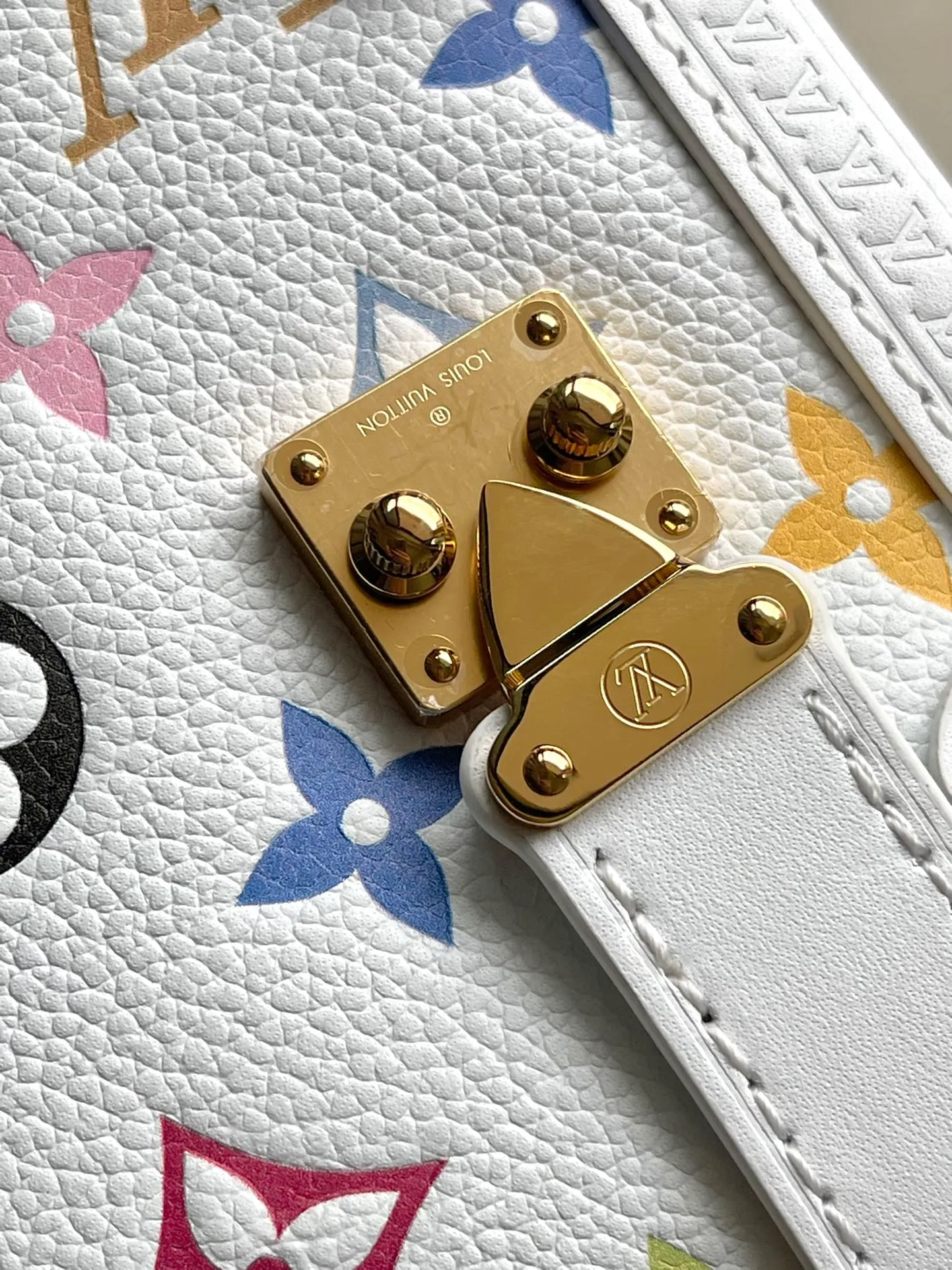 💰1300 (top-grain leather) Top original order M14046 This medium-sized Side Trunk handbag uses a humorous Monogram pattern to express the smart style of the x Murakami Takashi reissue series. It is made of soft cow leather with reinforced metal corners and the iconic S-lock lock, which can easily accommodate daily needs. The square shape is a nod to the brand's classic luggage, and the removable studded handle and shoulder strap allow for flexible carrying. Dimensions: 23.5 × 16 × 8.5 cm