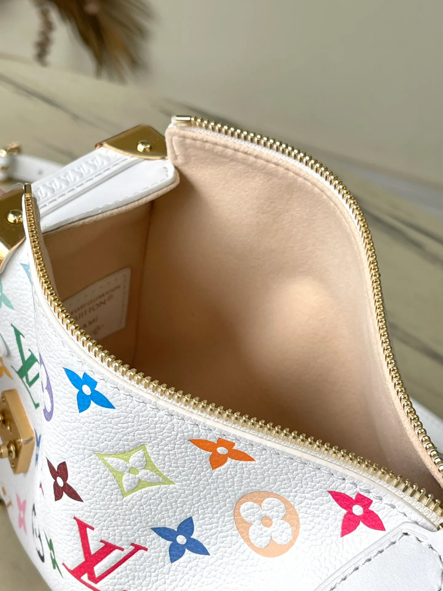 💰1300 (top-grain leather) Top original order M14046 This medium-sized Side Trunk handbag uses a humorous Monogram pattern to express the smart style of the x Murakami Takashi reissue series. It is made of soft cow leather with reinforced metal corners and the iconic S-lock lock, which can easily accommodate daily needs. The square shape is a nod to the brand's classic luggage, and the removable studded handle and shoulder strap allow for flexible carrying. Dimensions: 23.5 × 16 × 8.5 cm