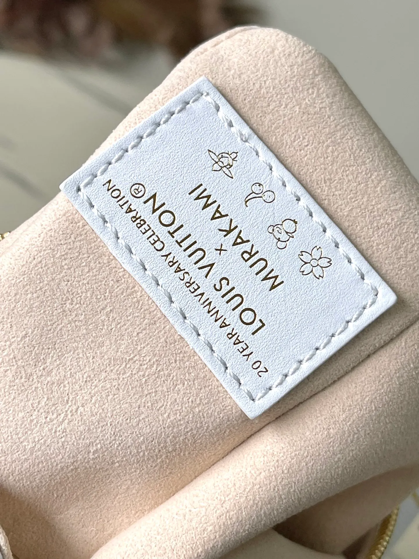 💰1300 (top-grain leather) Top original order M14046 This medium-sized Side Trunk handbag uses a humorous Monogram pattern to express the smart style of the x Murakami Takashi reissue series. It is made of soft cow leather with reinforced metal corners and the iconic S-lock lock, which can easily accommodate daily needs. The square shape is a nod to the brand's classic luggage, and the removable studded handle and shoulder strap allow for flexible carrying. Dimensions: 23.5 × 16 × 8.5 cm