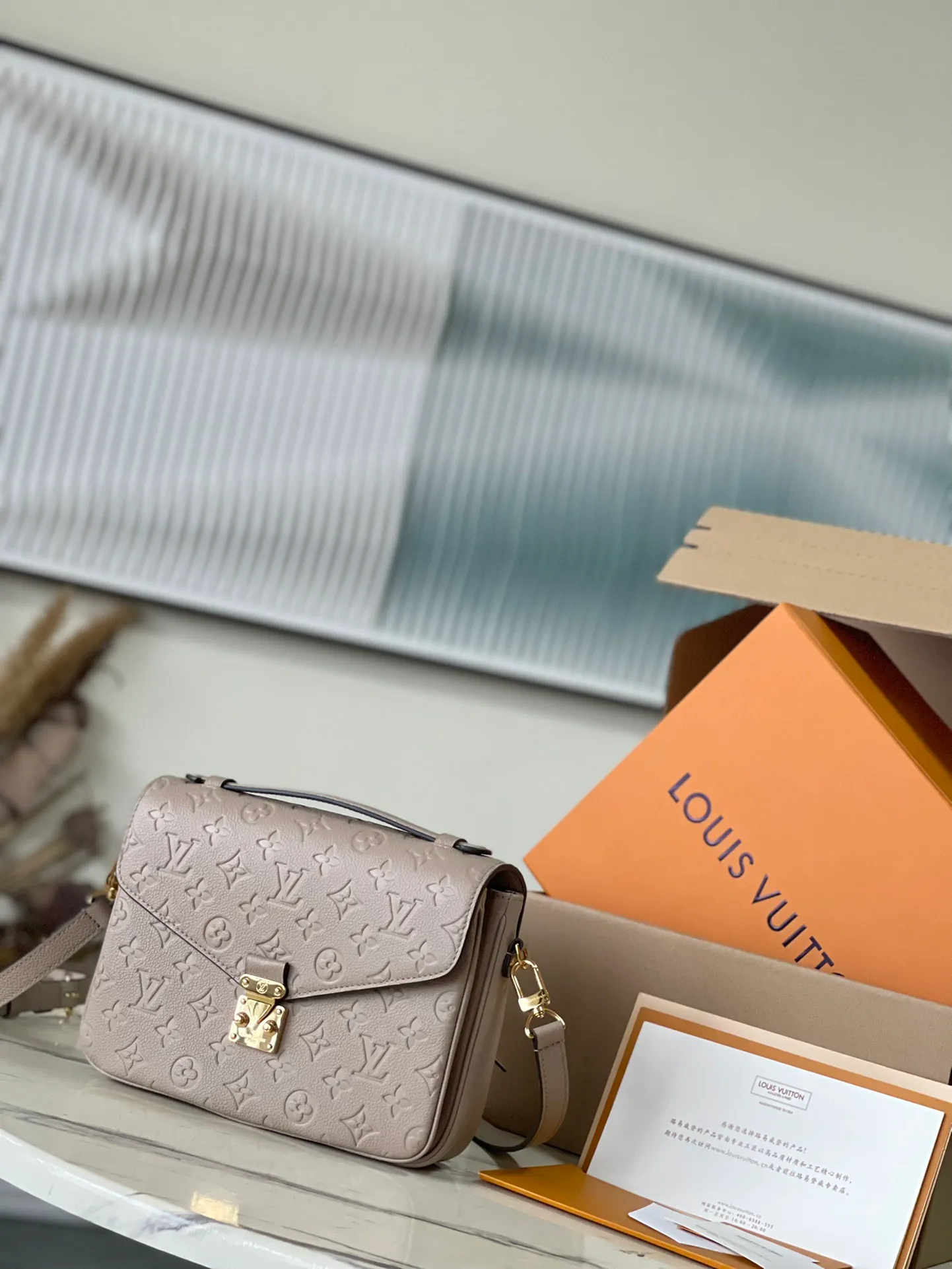 💰1040 (top layer leather) top original order M44881 supports counter inspection. The photo taken of duty-free goods is consistent with the product without opening the packaging. This product is an exclusive duty-free product in the market and is the highest-end product. Inspection is supported. This product has passed strict inspection and is flawless. Please wear gloves when touching the product. This product is not returnable or exchangeable. Please confirm the product first and then remove the label on the handle. This product is temporarily not open to the public, only regular customers, and is in short supply. Dimensions: 25 x 17 x 7 cm