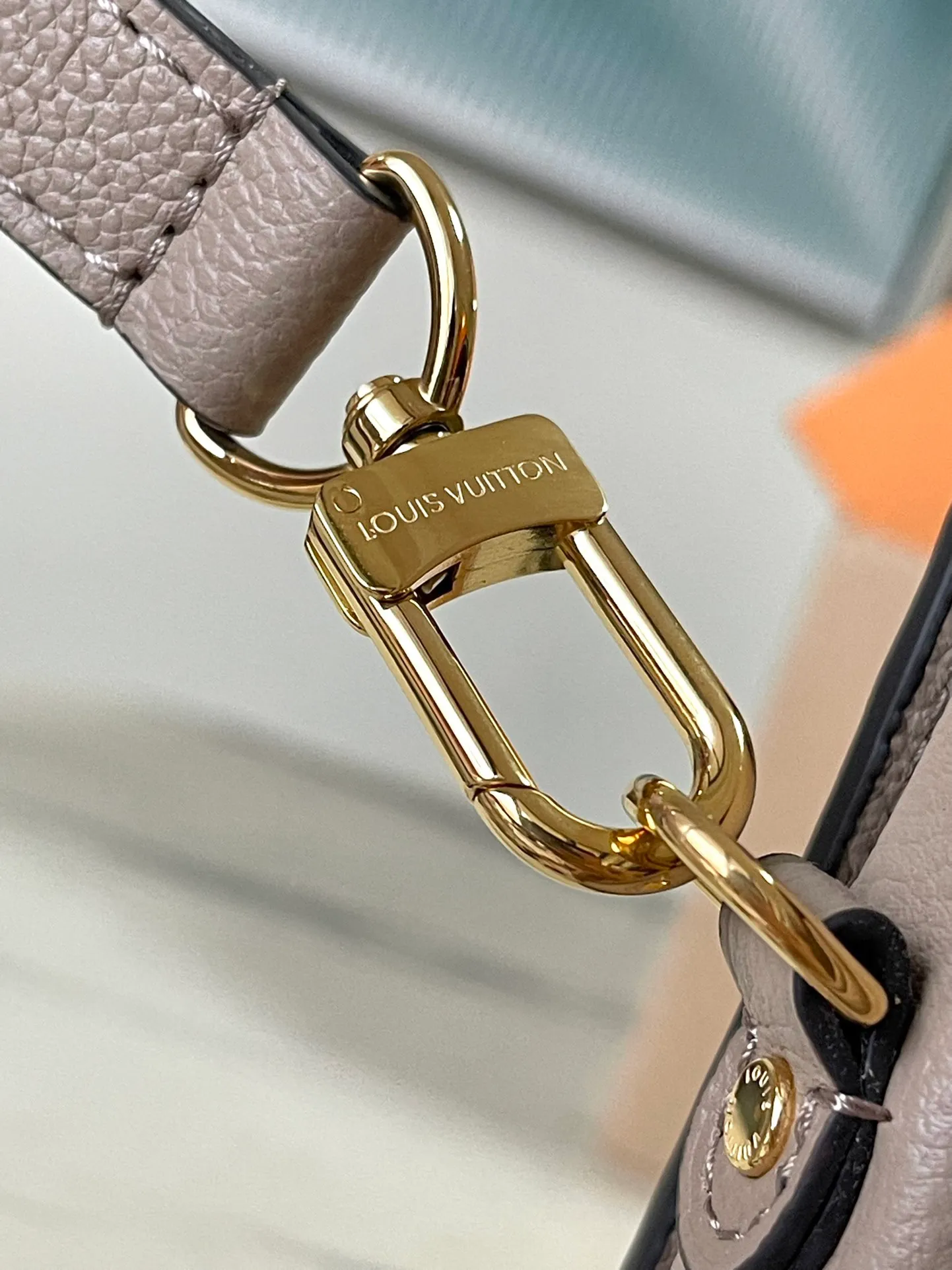💰1040 (top layer leather) top original order M44881 supports counter inspection. The photo taken of duty-free goods is consistent with the product without opening the packaging. This product is an exclusive duty-free product in the market and is the highest-end product. Inspection is supported. This product has passed strict inspection and is flawless. Please wear gloves when touching the product. This product is not returnable or exchangeable. Please confirm the product first and then remove the label on the handle. This product is temporarily not open to the public, only regular customers, and is in short supply. Dimensions: 25 x 17 x 7 cm