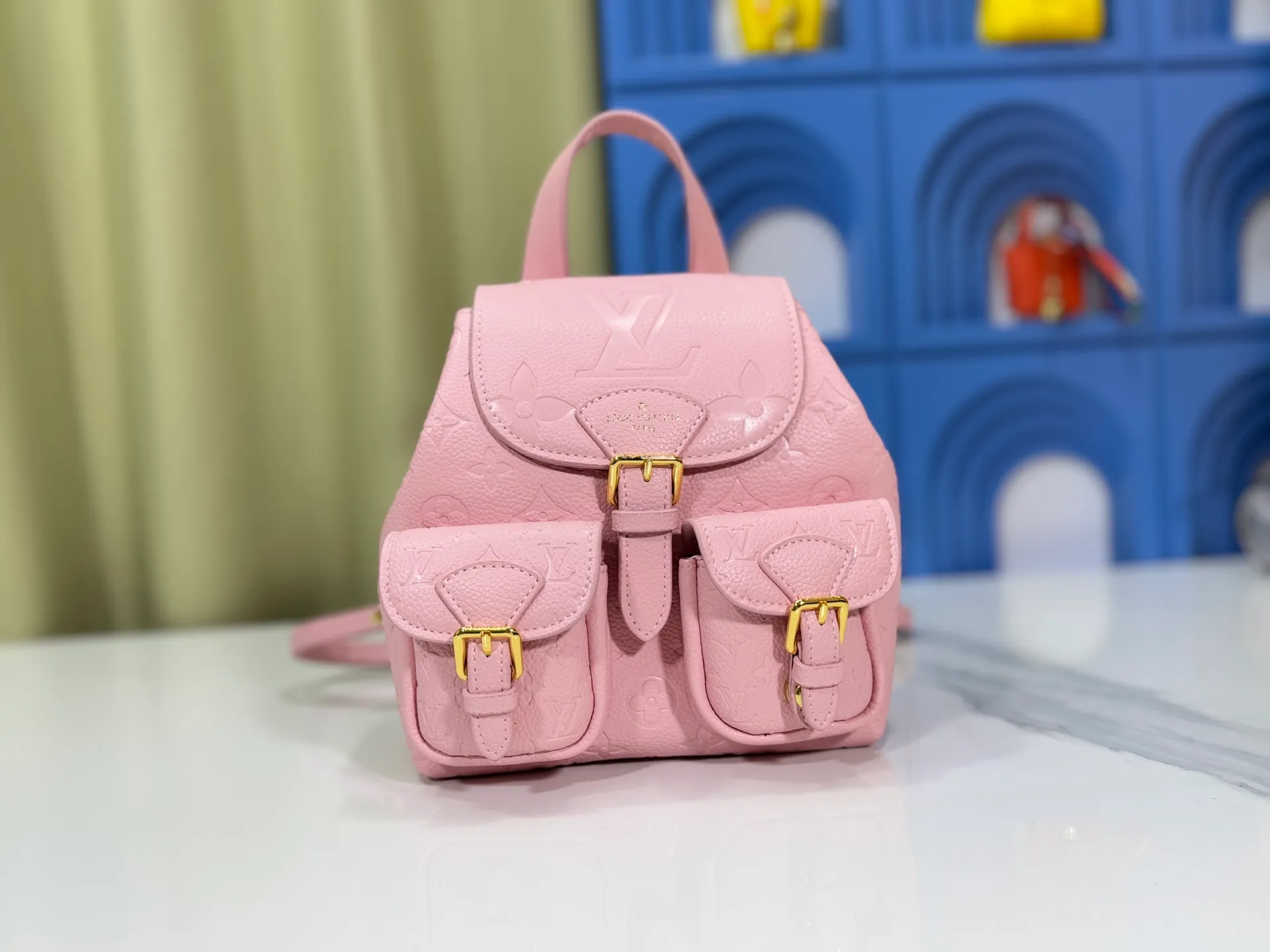 P260 Upgraded original M12987 M47074 M47072 M47106 This Backup backpack reinterprets the fresh tones of the LV Milky Way series with soft touches, using Monogram Empreinte leather with elegant metal hardware. Multiple pockets designed to easily store large wallets and travel essentials. Dimensions: 20.0 x 22.0 x 14.0 cm (length x height x width)