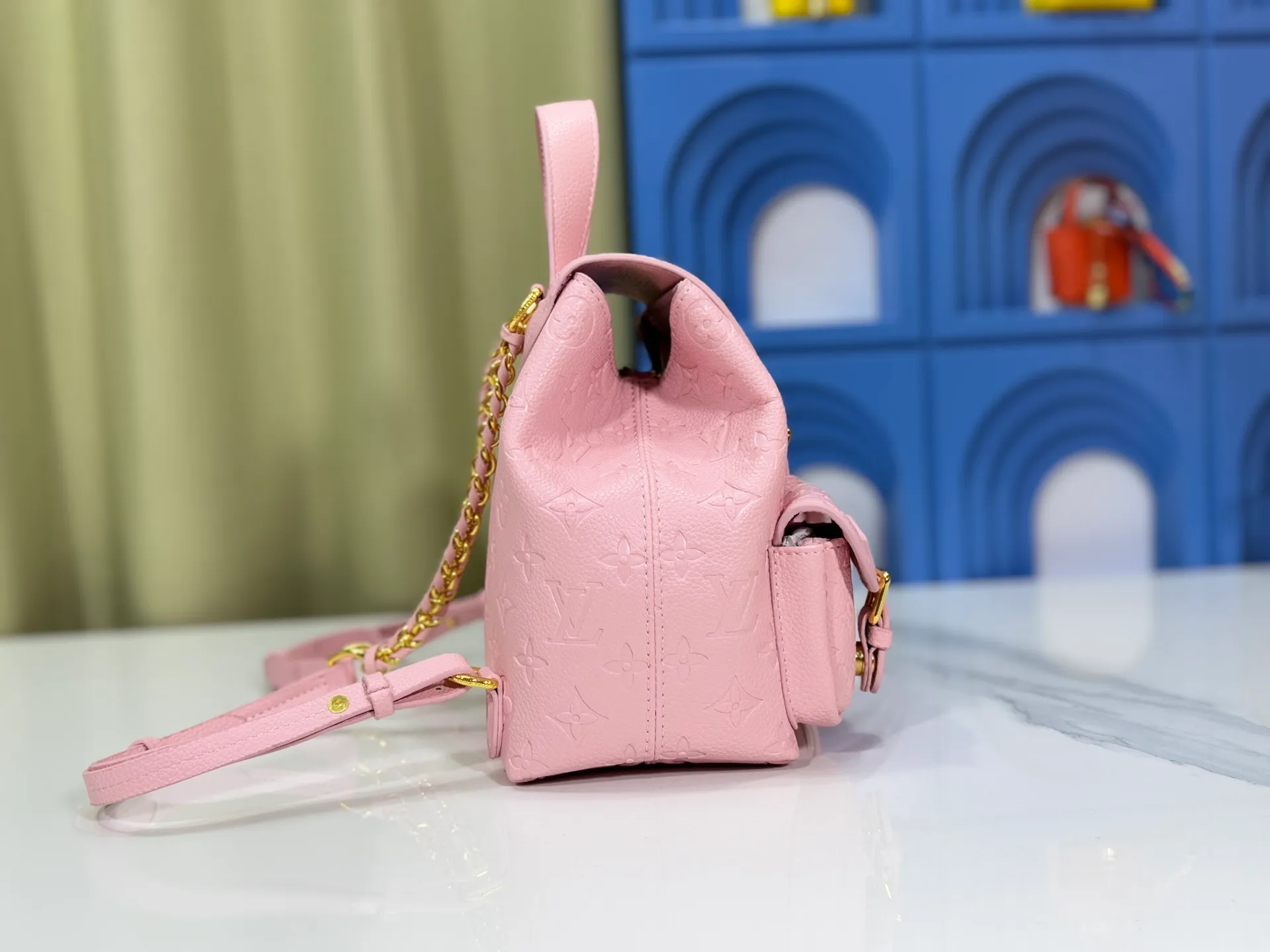 P260 Upgraded original M12987 M47074 M47072 M47106 This Backup backpack reinterprets the fresh tones of the LV Milky Way series with soft touches, using Monogram Empreinte leather with elegant metal hardware. Multiple pockets designed to easily store large wallets and travel essentials. Dimensions: 20.0 x 22.0 x 14.0 cm (length x height x width)