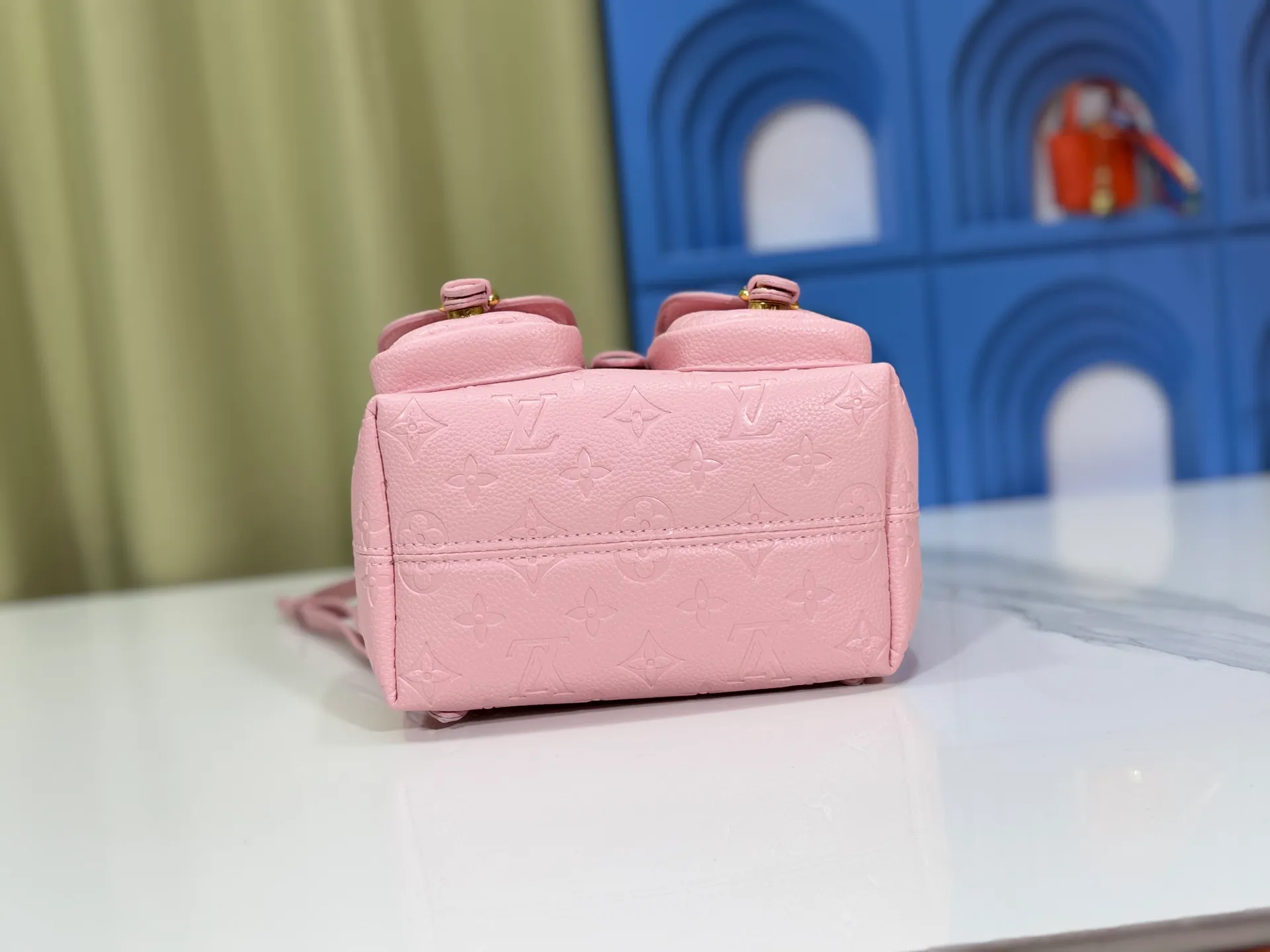 P260 Upgraded original M12987 M47074 M47072 M47106 This Backup backpack reinterprets the fresh tones of the LV Milky Way series with soft touches, using Monogram Empreinte leather with elegant metal hardware. Multiple pockets designed to easily store large wallets and travel essentials. Dimensions: 20.0 x 22.0 x 14.0 cm (length x height x width)