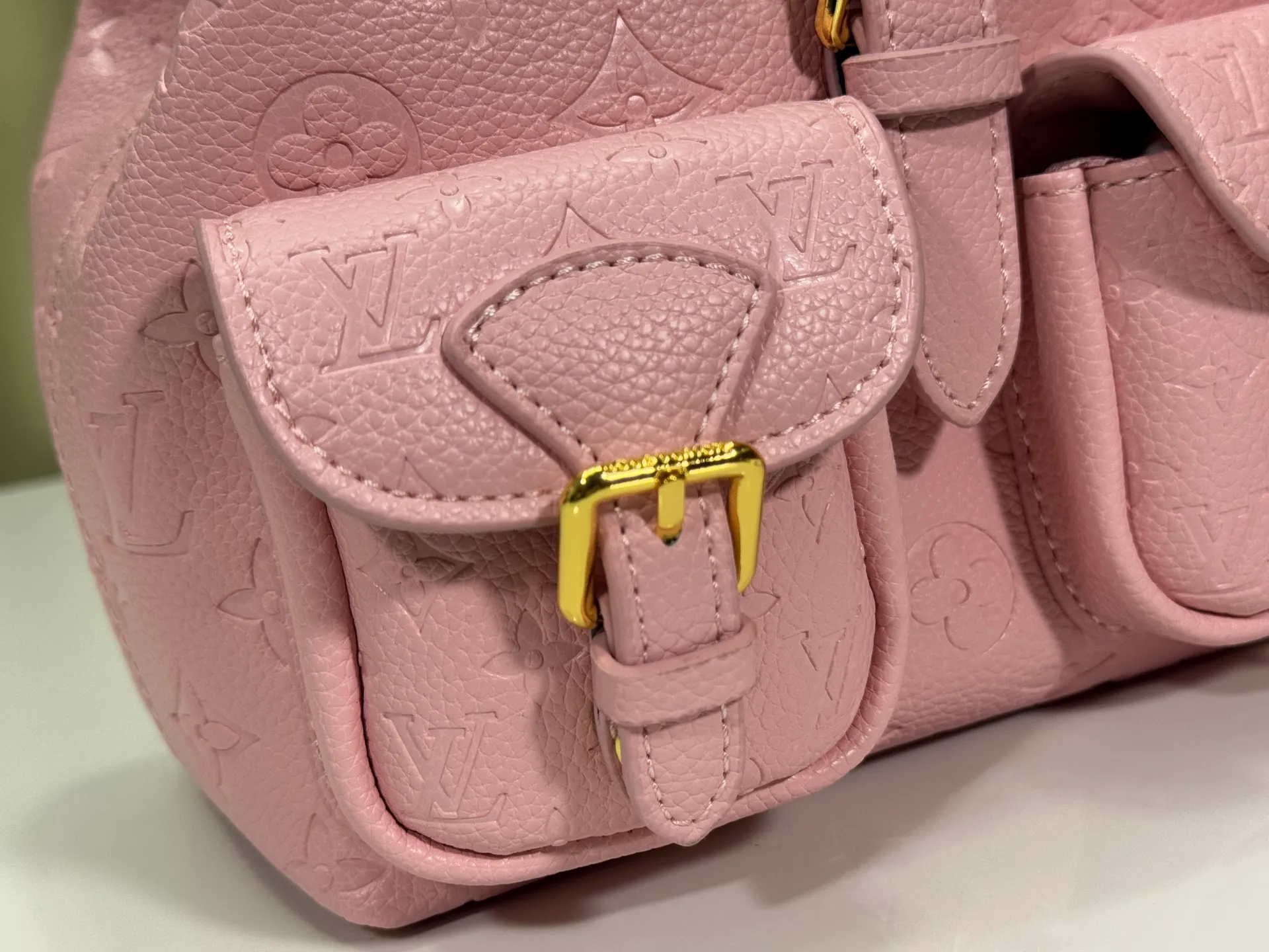 P260 Upgraded original M12987 M47074 M47072 M47106 This Backup backpack reinterprets the fresh tones of the LV Milky Way series with soft touches, using Monogram Empreinte leather with elegant metal hardware. Multiple pockets designed to easily store large wallets and travel essentials. Dimensions: 20.0 x 22.0 x 14.0 cm (length x height x width)