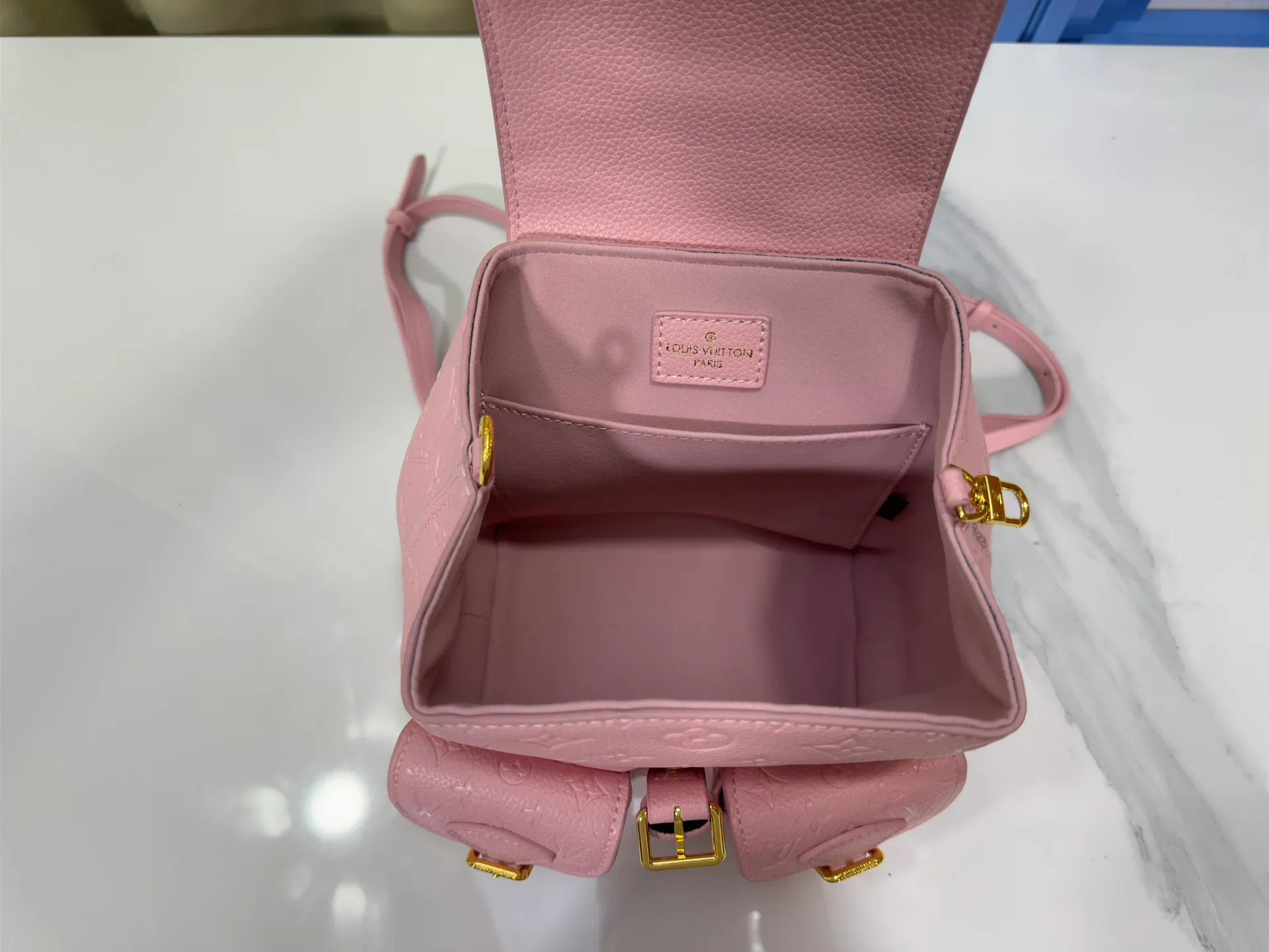 P260 Upgraded original M12987 M47074 M47072 M47106 This Backup backpack reinterprets the fresh tones of the LV Milky Way series with soft touches, using Monogram Empreinte leather with elegant metal hardware. Multiple pockets designed to easily store large wallets and travel essentials. Dimensions: 20.0 x 22.0 x 14.0 cm (length x height x width)