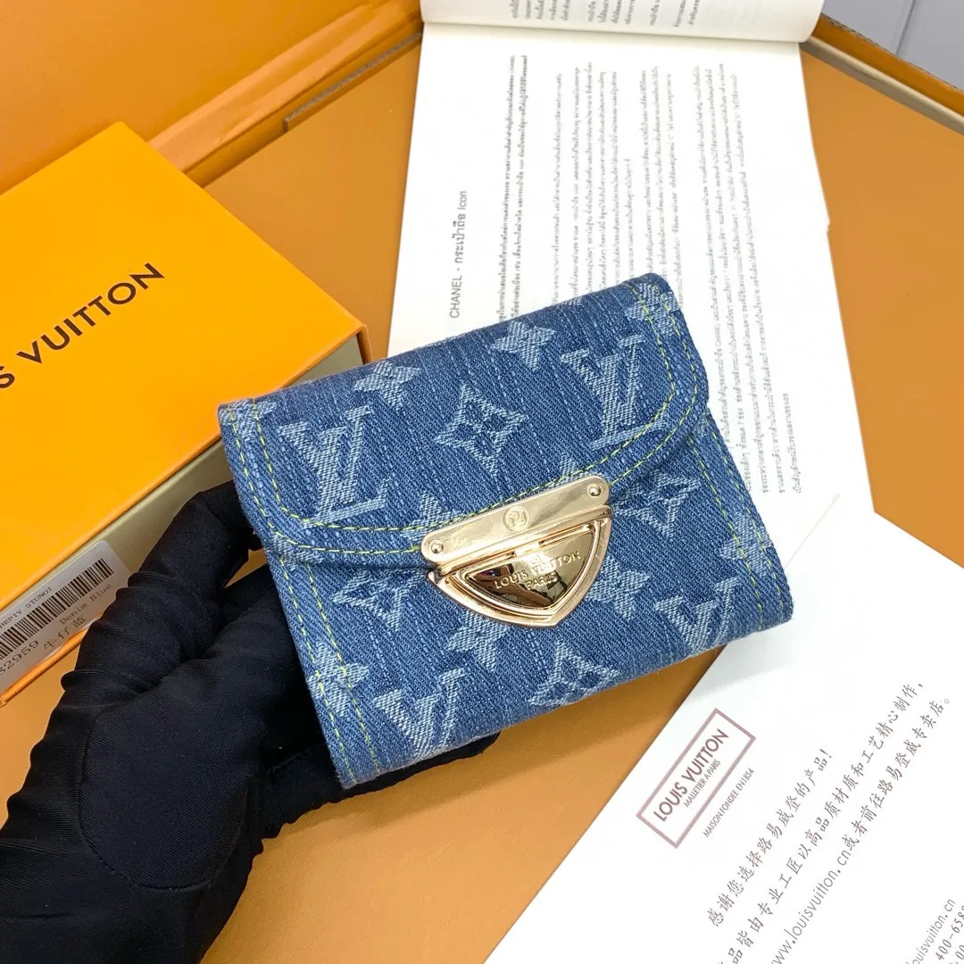 💰160 💎Top quality 🇫🇷 [zippy zipper wallet] Light blue (denim denim) This zippy zipper wallet is reinterpreted with Monogram jacquard denim, using weaving technology to reinterpret Louis Vuitton's iconic Monogram Dld pattern, and create a stonewashed effect. Trimmed in cowhide, this classic wallet features a secure full zipper, three large internal compartments, multiple pockets and 12 credit card slots. Model: M82959 Size: 12*9.5*1.5cm