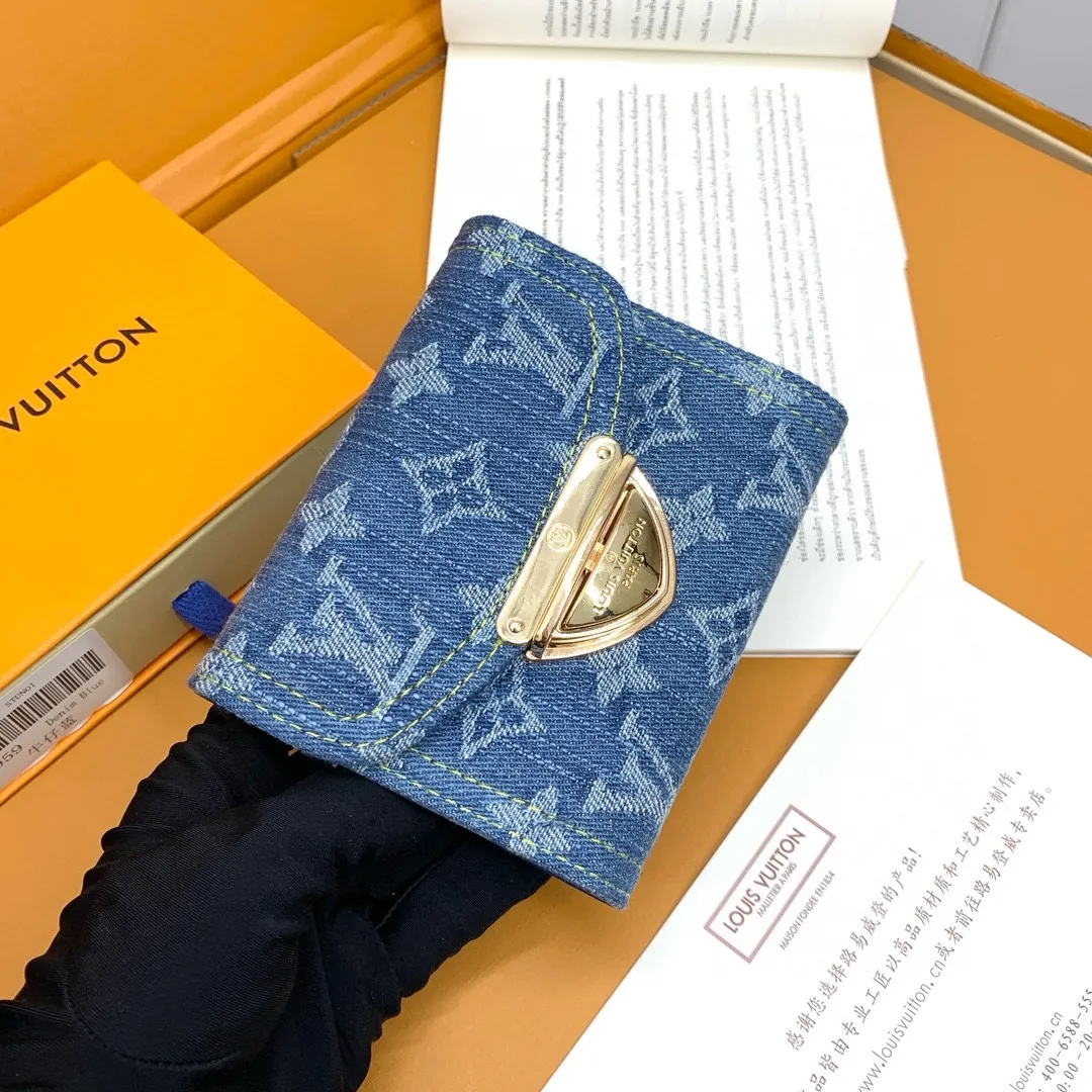 💰160 💎Top quality 🇫🇷 [zippy zipper wallet] Light blue (denim denim) This zippy zipper wallet is reinterpreted with Monogram jacquard denim, using weaving technology to reinterpret Louis Vuitton's iconic Monogram Dld pattern, and create a stonewashed effect. Trimmed in cowhide, this classic wallet features a secure full zipper, three large internal compartments, multiple pockets and 12 credit card slots. Model: M82959 Size: 12*9.5*1.5cm