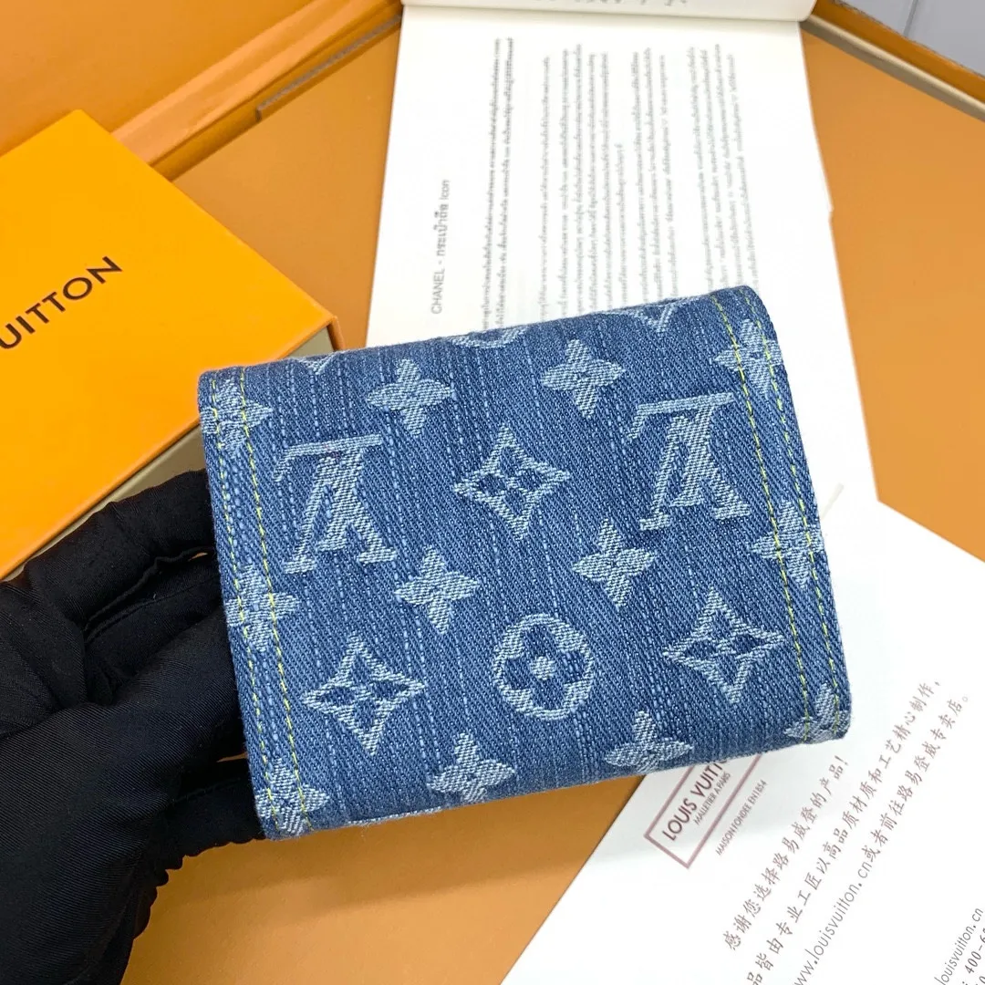 💰160 💎Top quality 🇫🇷 [zippy zipper wallet] Light blue (denim denim) This zippy zipper wallet is reinterpreted with Monogram jacquard denim, using weaving technology to reinterpret Louis Vuitton's iconic Monogram Dld pattern, and create a stonewashed effect. Trimmed in cowhide, this classic wallet features a secure full zipper, three large internal compartments, multiple pockets and 12 credit card slots. Model: M82959 Size: 12*9.5*1.5cm