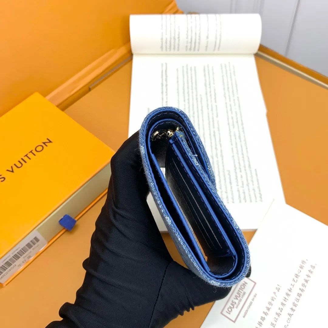 💰160 💎Top quality 🇫🇷 [zippy zipper wallet] Light blue (denim denim) This zippy zipper wallet is reinterpreted with Monogram jacquard denim, using weaving technology to reinterpret Louis Vuitton's iconic Monogram Dld pattern, and create a stonewashed effect. Trimmed in cowhide, this classic wallet features a secure full zipper, three large internal compartments, multiple pockets and 12 credit card slots. Model: M82959 Size: 12*9.5*1.5cm