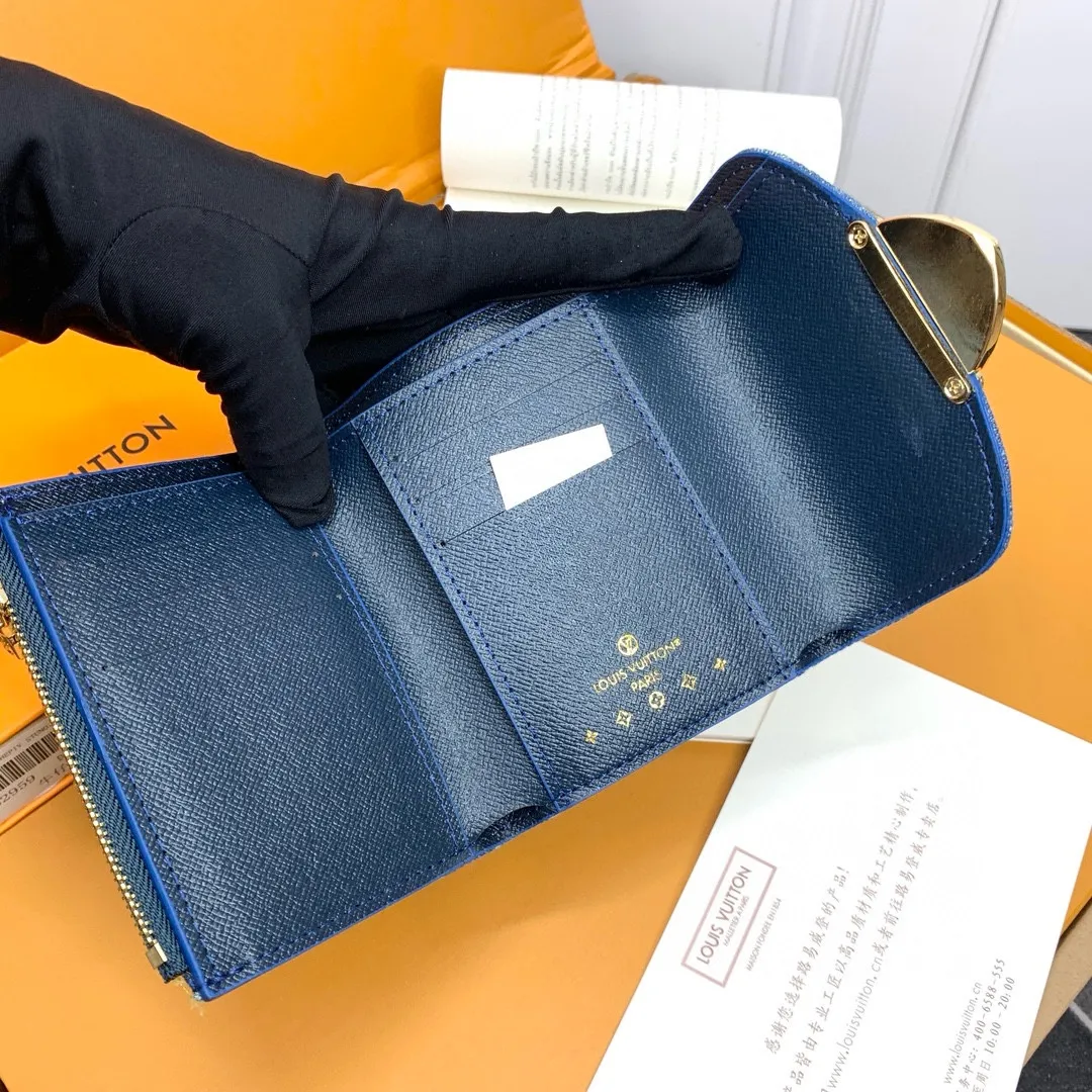 💰160 💎Top quality 🇫🇷 [zippy zipper wallet] Light blue (denim denim) This zippy zipper wallet is reinterpreted with Monogram jacquard denim, using weaving technology to reinterpret Louis Vuitton's iconic Monogram Dld pattern, and create a stonewashed effect. Trimmed in cowhide, this classic wallet features a secure full zipper, three large internal compartments, multiple pockets and 12 credit card slots. Model: M82959 Size: 12*9.5*1.5cm