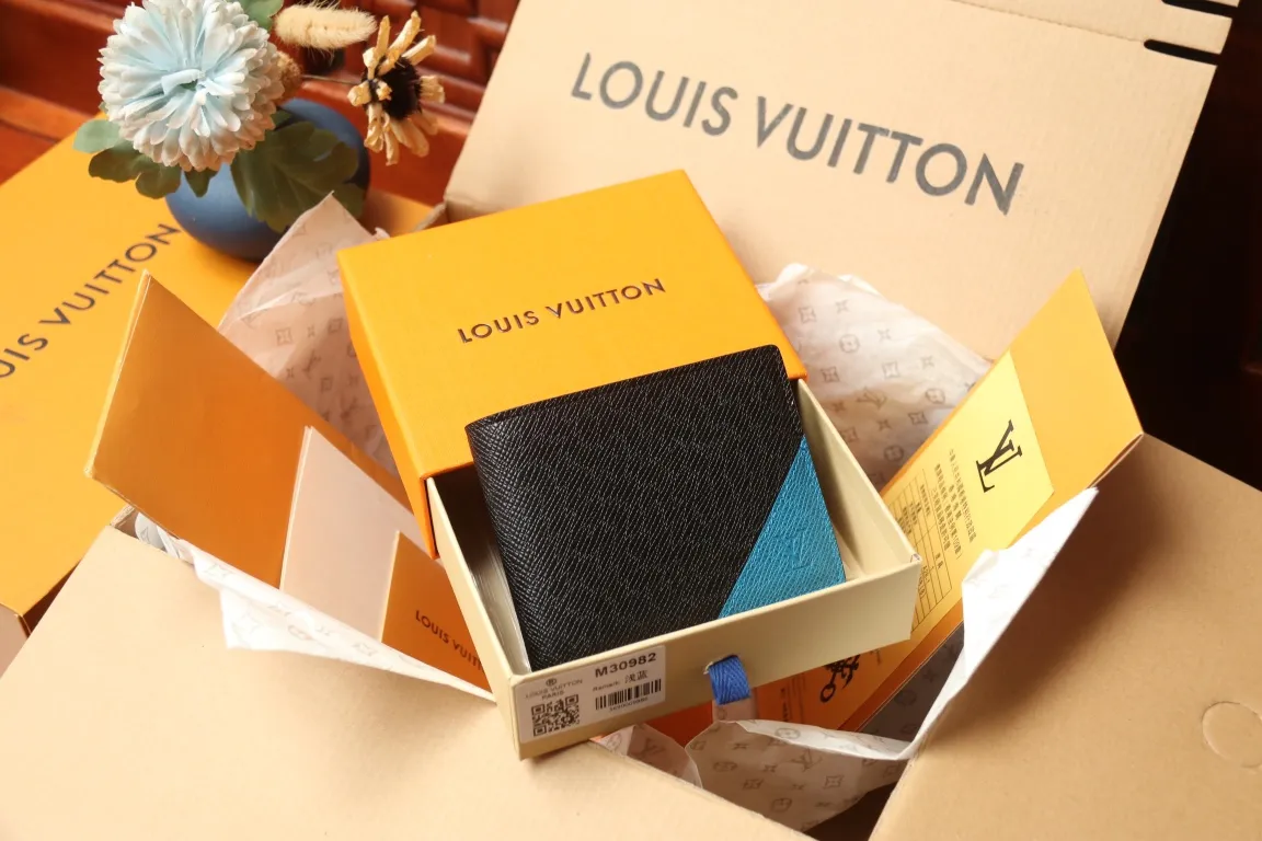M30982 MULTIPLE WALLET💰280 This Multiple wallet uses traditional inlays, meticulously splicing Taïga leather, and then injects contemporary colors with V-shaped inlays to pay tribute to Louis Vuitton's heritage of craftsmanship. Equipped with card slots and compartments, it is a daily companion for modern people. 11.5 x 9 x 1.5 cm