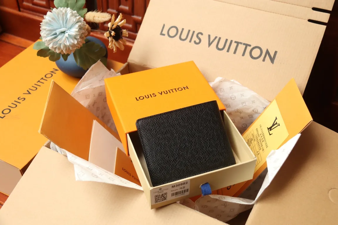 M30982 MULTIPLE WALLET💰280 This Multiple wallet uses traditional inlays, meticulously splicing Taïga leather, and then injects contemporary colors with V-shaped inlays to pay tribute to Louis Vuitton's heritage of craftsmanship. Equipped with card slots and compartments, it is a daily companion for modern people. 11.5 x 9 x 1.5 cm