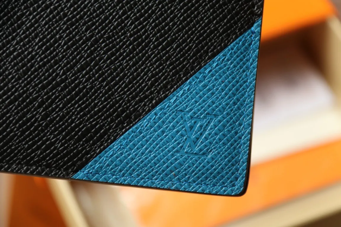 M30982 MULTIPLE WALLET💰280 This Multiple wallet uses traditional inlays, meticulously splicing Taïga leather, and then injects contemporary colors with V-shaped inlays to pay tribute to Louis Vuitton's heritage of craftsmanship. Equipped with card slots and compartments, it is a daily companion for modern people. 11.5 x 9 x 1.5 cm