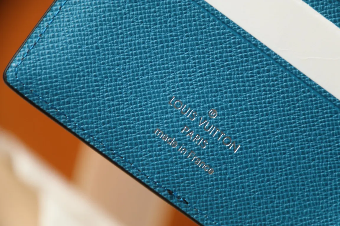 M30982 MULTIPLE WALLET💰280 This Multiple wallet uses traditional inlays, meticulously splicing Taïga leather, and then injects contemporary colors with V-shaped inlays to pay tribute to Louis Vuitton's heritage of craftsmanship. Equipped with card slots and compartments, it is a daily companion for modern people. 11.5 x 9 x 1.5 cm