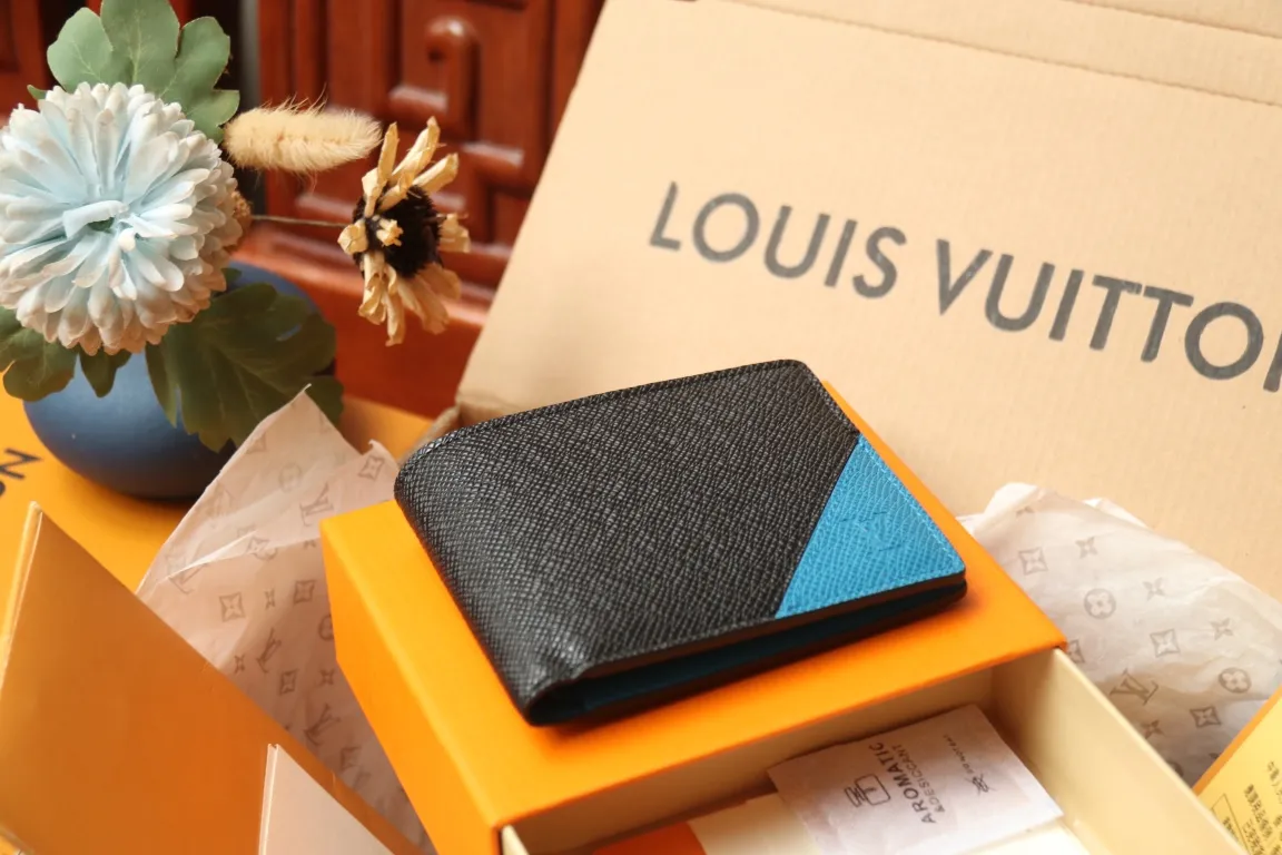 M30982 MULTIPLE WALLET💰280 This Multiple wallet uses traditional inlays, meticulously splicing Taïga leather, and then injects contemporary colors with V-shaped inlays to pay tribute to Louis Vuitton's heritage of craftsmanship. Equipped with card slots and compartments, it is a daily companion for modern people. 11.5 x 9 x 1.5 cm