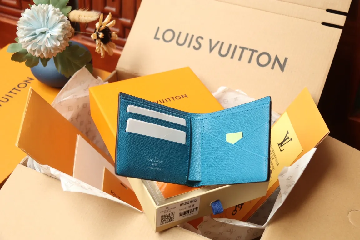 M30982 MULTIPLE WALLET💰280 This Multiple wallet uses traditional inlays, meticulously splicing Taïga leather, and then injects contemporary colors with V-shaped inlays to pay tribute to Louis Vuitton's heritage of craftsmanship. Equipped with card slots and compartments, it is a daily companion for modern people. 11.5 x 9 x 1.5 cm