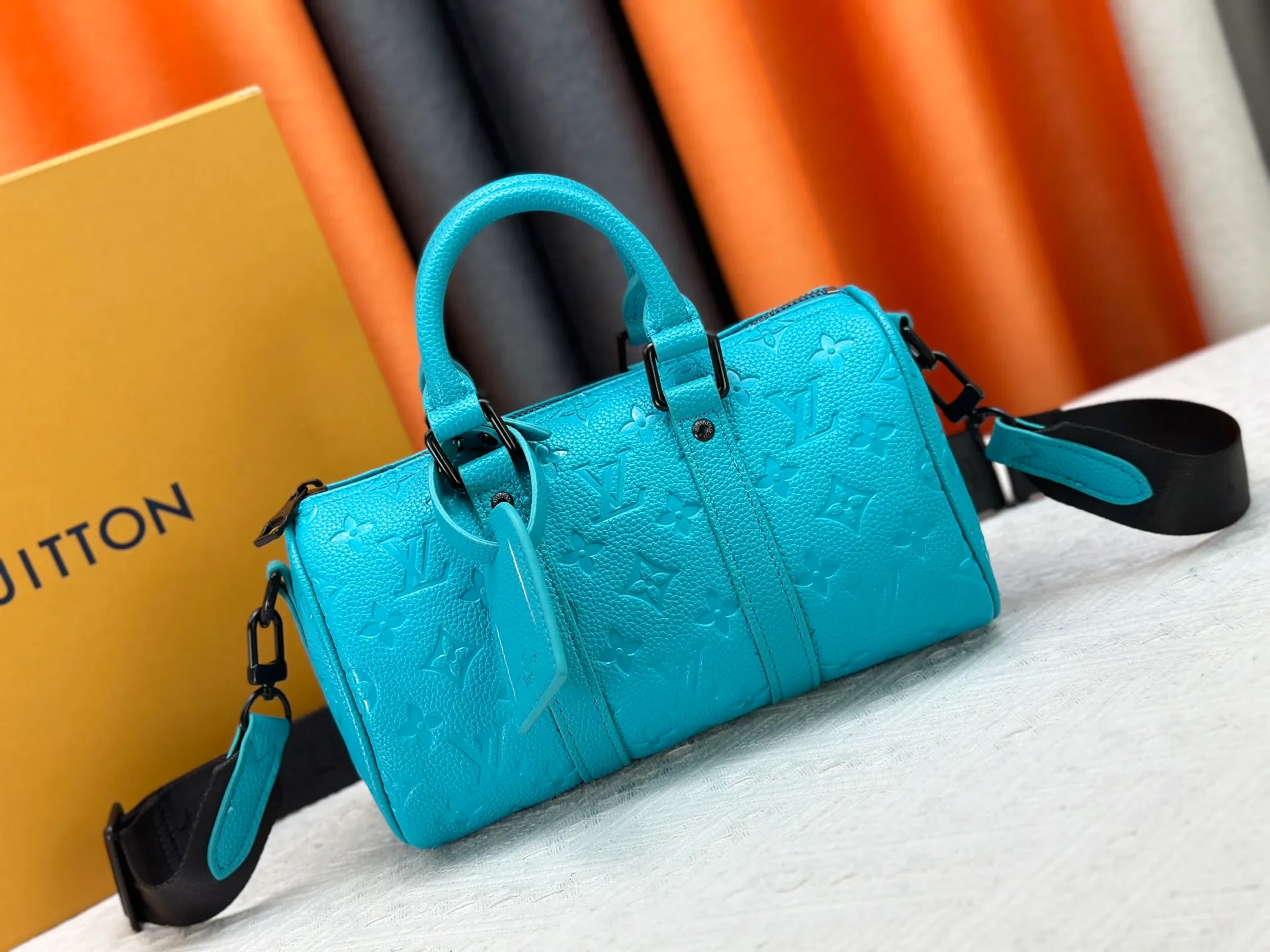 P260 Guangzhou goods M24434 M13866 M26055 M11996 M20900 M46687 M46271 This Keepall 25 handbag is made from a full leather speedy pillow bag. Louis Vuitton launches the Aerogram version of the new Keepall, which is made of off-white soft grain leather, restrained and fashionable. Off-white embossed logo, leather body with top handle and adjustable shoulder strap, suitable for hand or shoulder carry. Dimensions 25 x 15x 11 cm.
