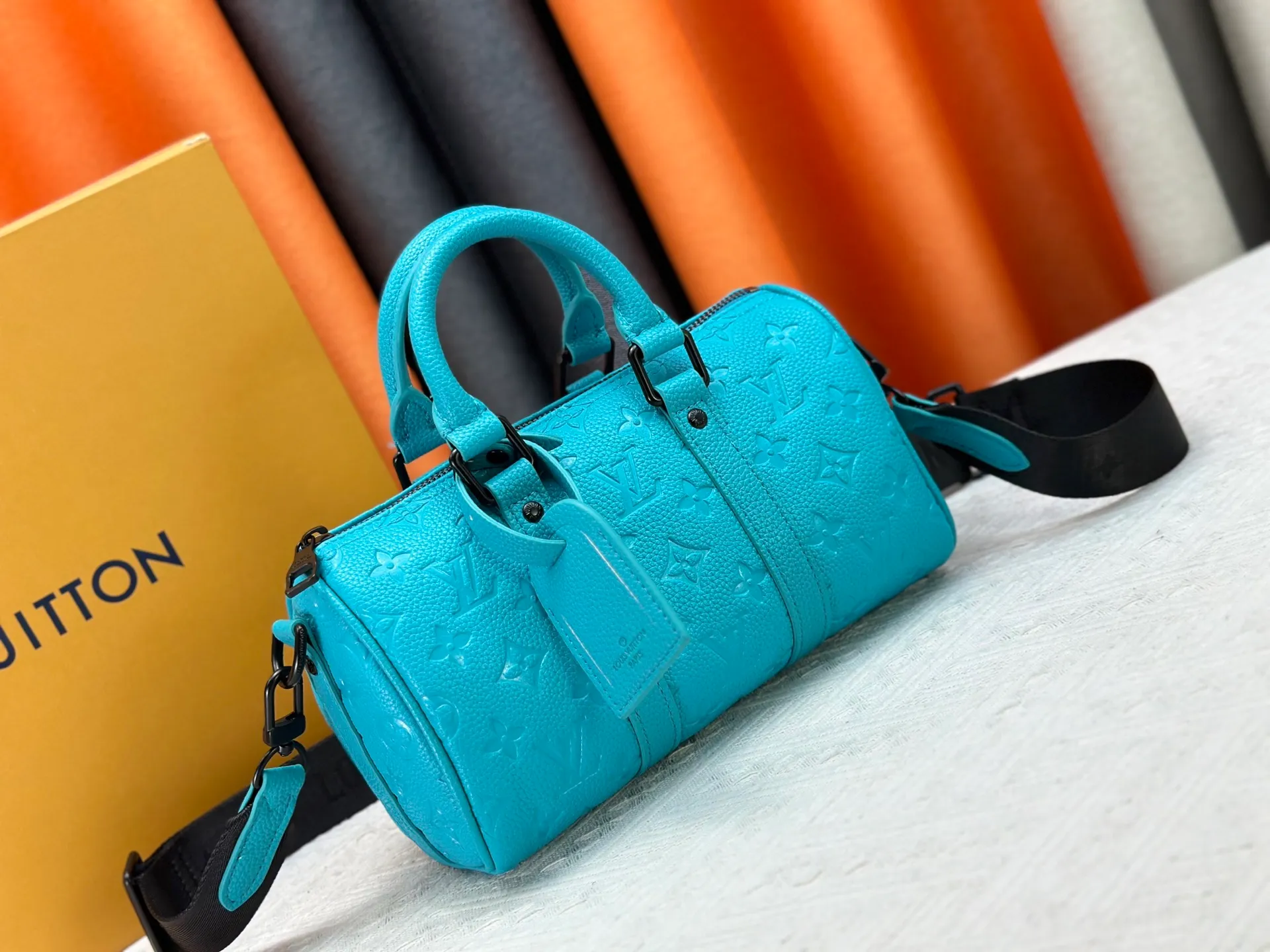 P260 Guangzhou goods M24434 M13866 M26055 M11996 M20900 M46687 M46271 This Keepall 25 handbag is made from a full leather speedy pillow bag. Louis Vuitton launches the Aerogram version of the new Keepall, which is made of off-white soft grain leather, restrained and fashionable. Off-white embossed logo, leather body with top handle and adjustable shoulder strap, suitable for hand or shoulder carry. Dimensions 25 x 15x 11 cm.