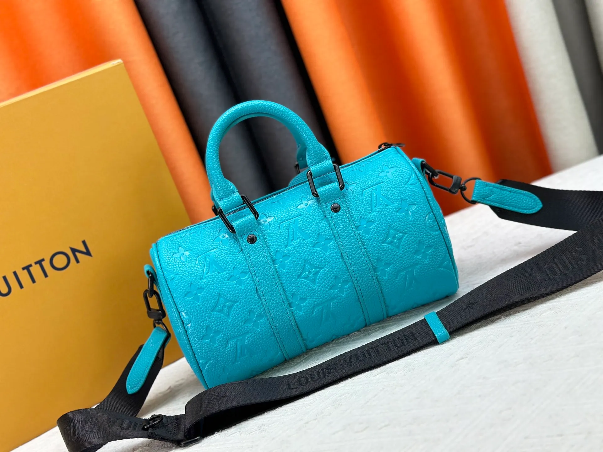 P260 Guangzhou goods M24434 M13866 M26055 M11996 M20900 M46687 M46271 This Keepall 25 handbag is made from a full leather speedy pillow bag. Louis Vuitton launches the Aerogram version of the new Keepall, which is made of off-white soft grain leather, restrained and fashionable. Off-white embossed logo, leather body with top handle and adjustable shoulder strap, suitable for hand or shoulder carry. Dimensions 25 x 15x 11 cm.